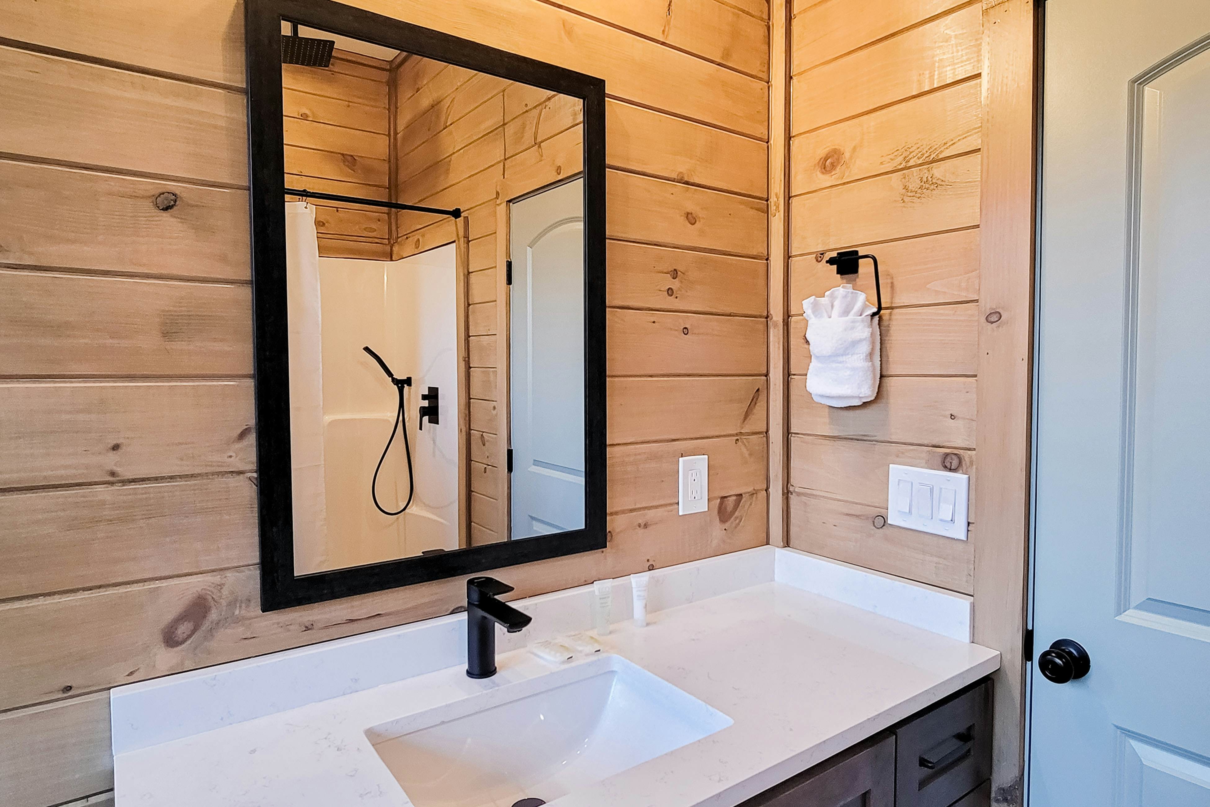 Scenic Lake View Cabin, Sleep 15・Game room・Hot Tub