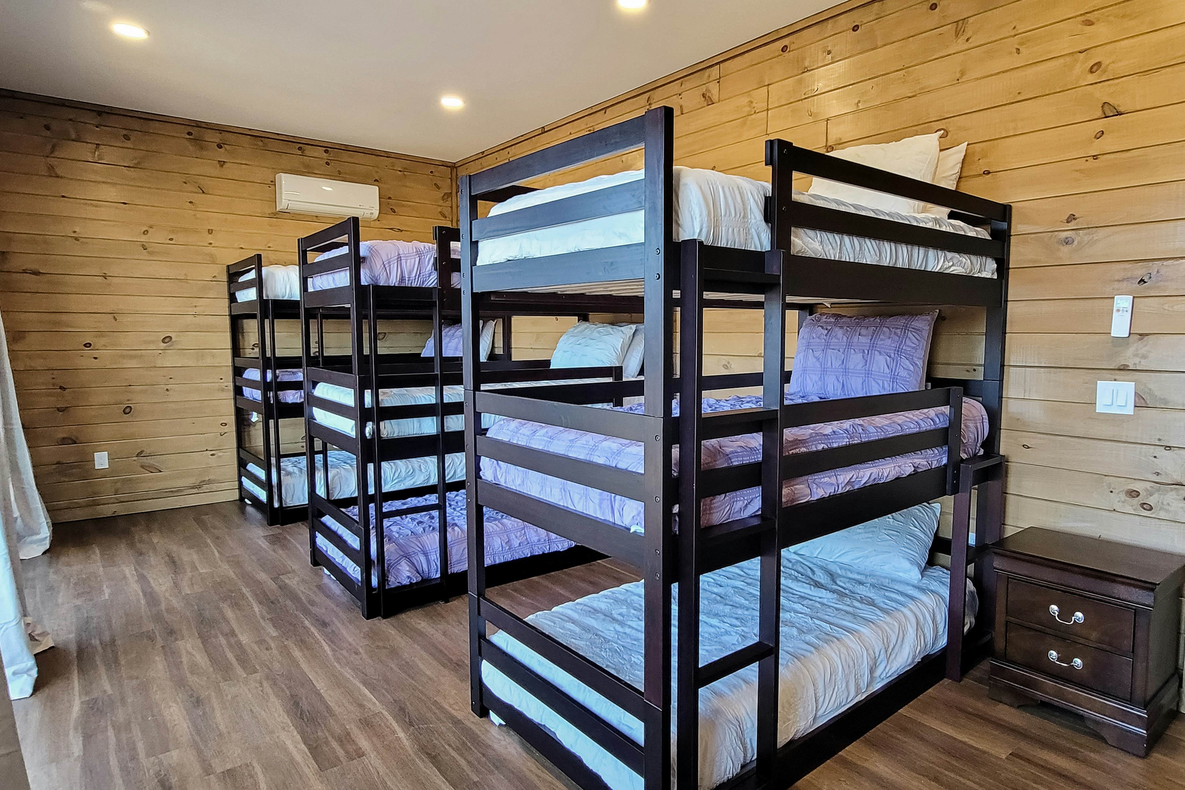 Scenic Lake View Cabin, Sleep 15・Game room・Hot Tub