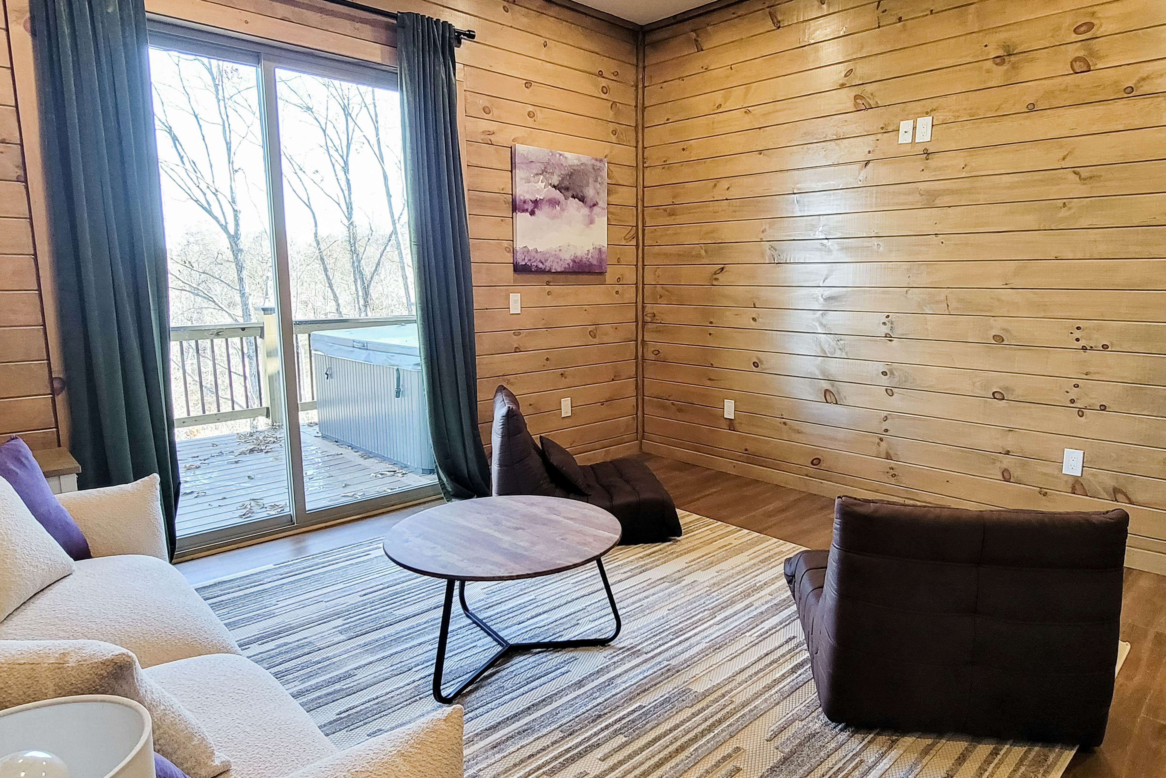 Scenic Lake View Cabin, Sleep 15・Game room・Hot Tub