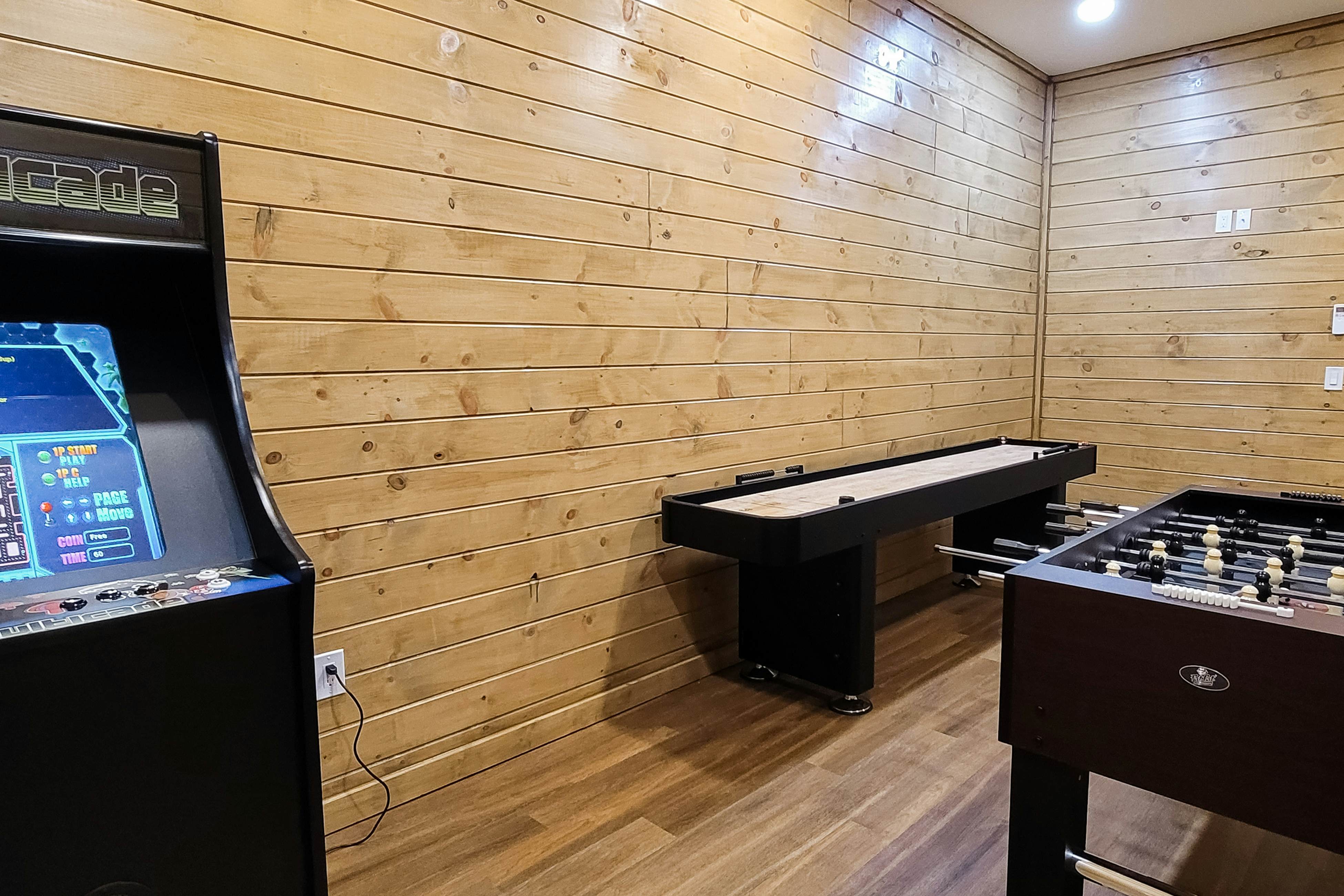 Scenic Lake View Cabin, Sleep 15・Game room・Hot Tub