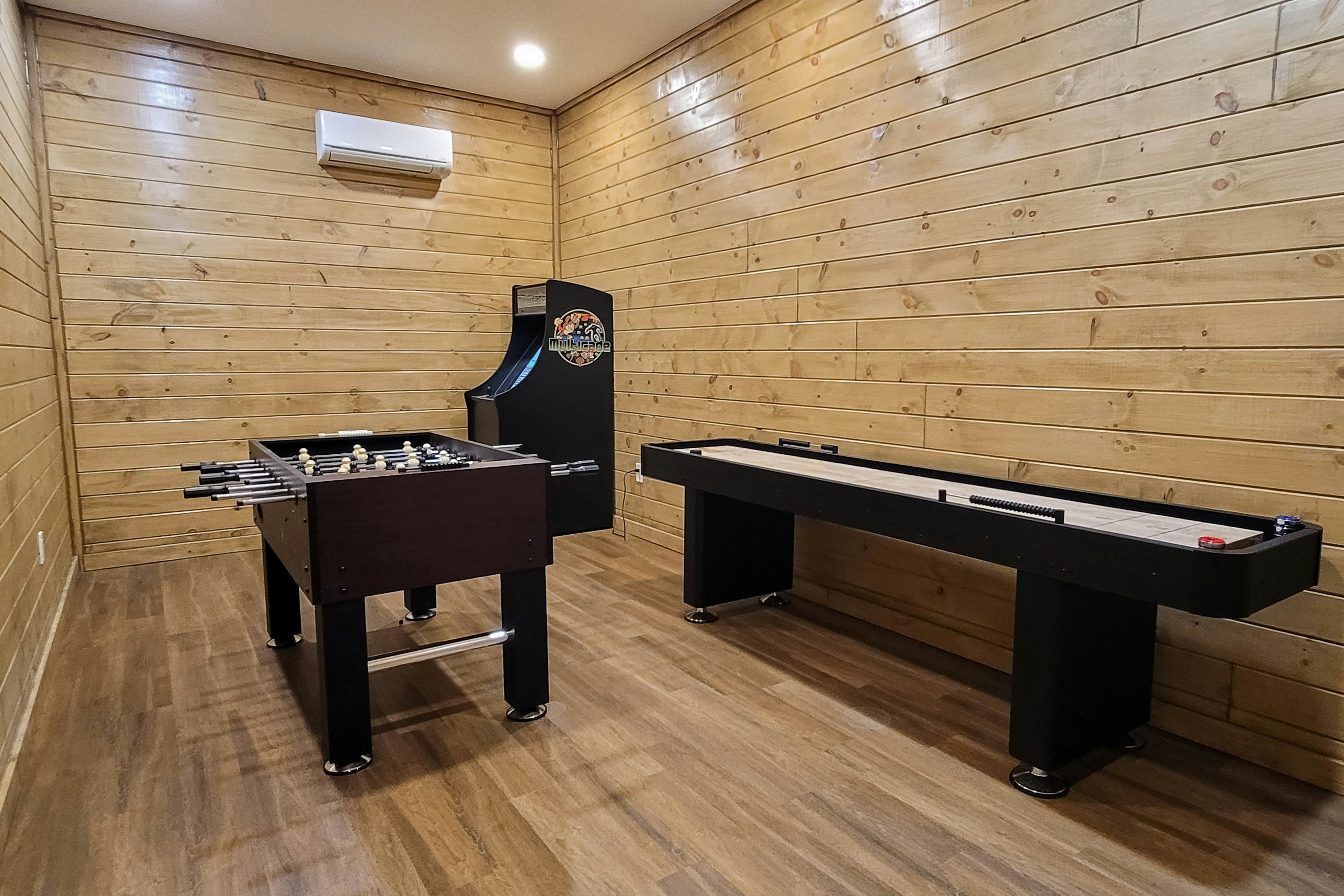 Scenic Lake View Cabin, Sleep 15・Game room・Hot Tub