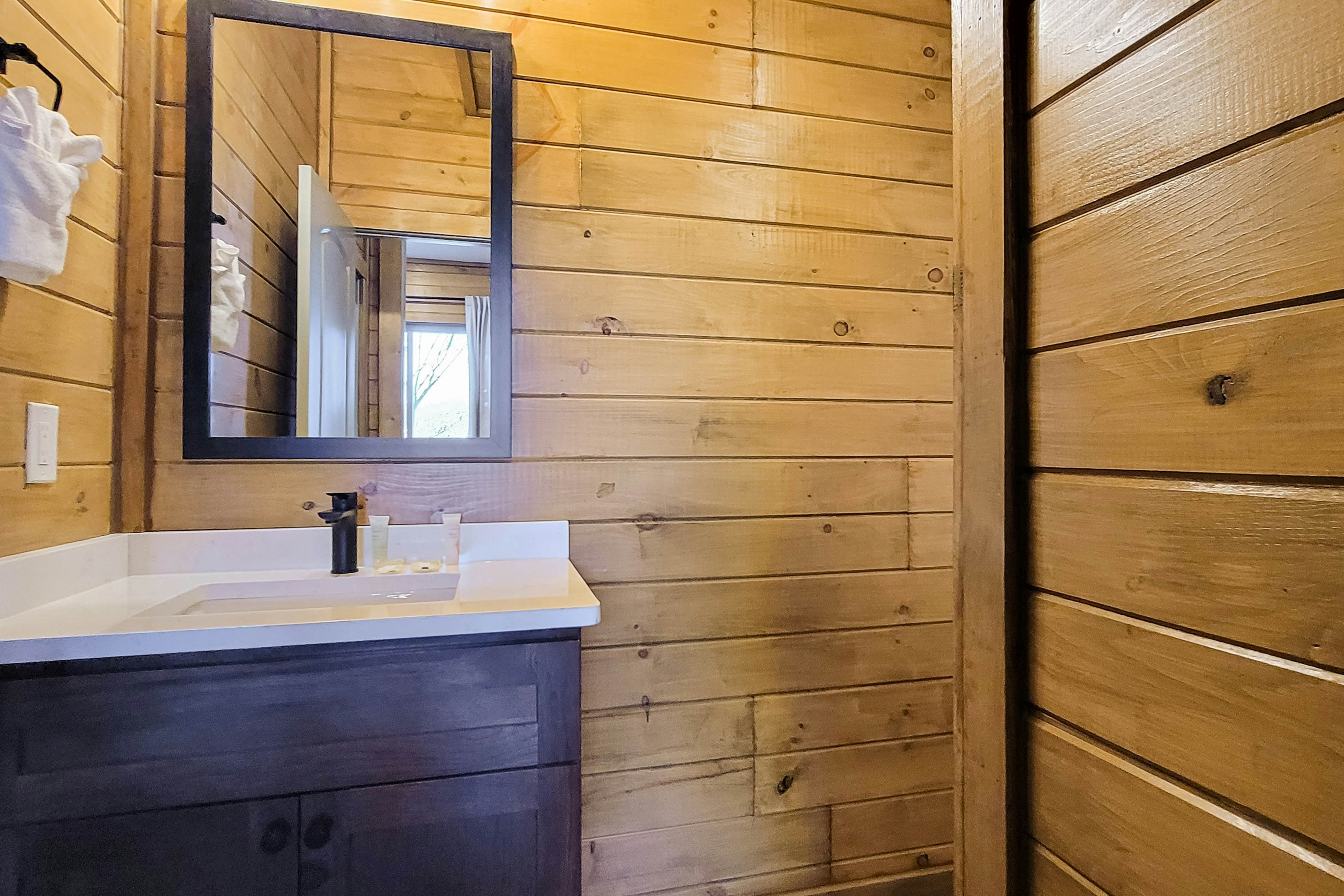 Scenic Lake View Cabin, Sleep 15・Game room・Hot Tub