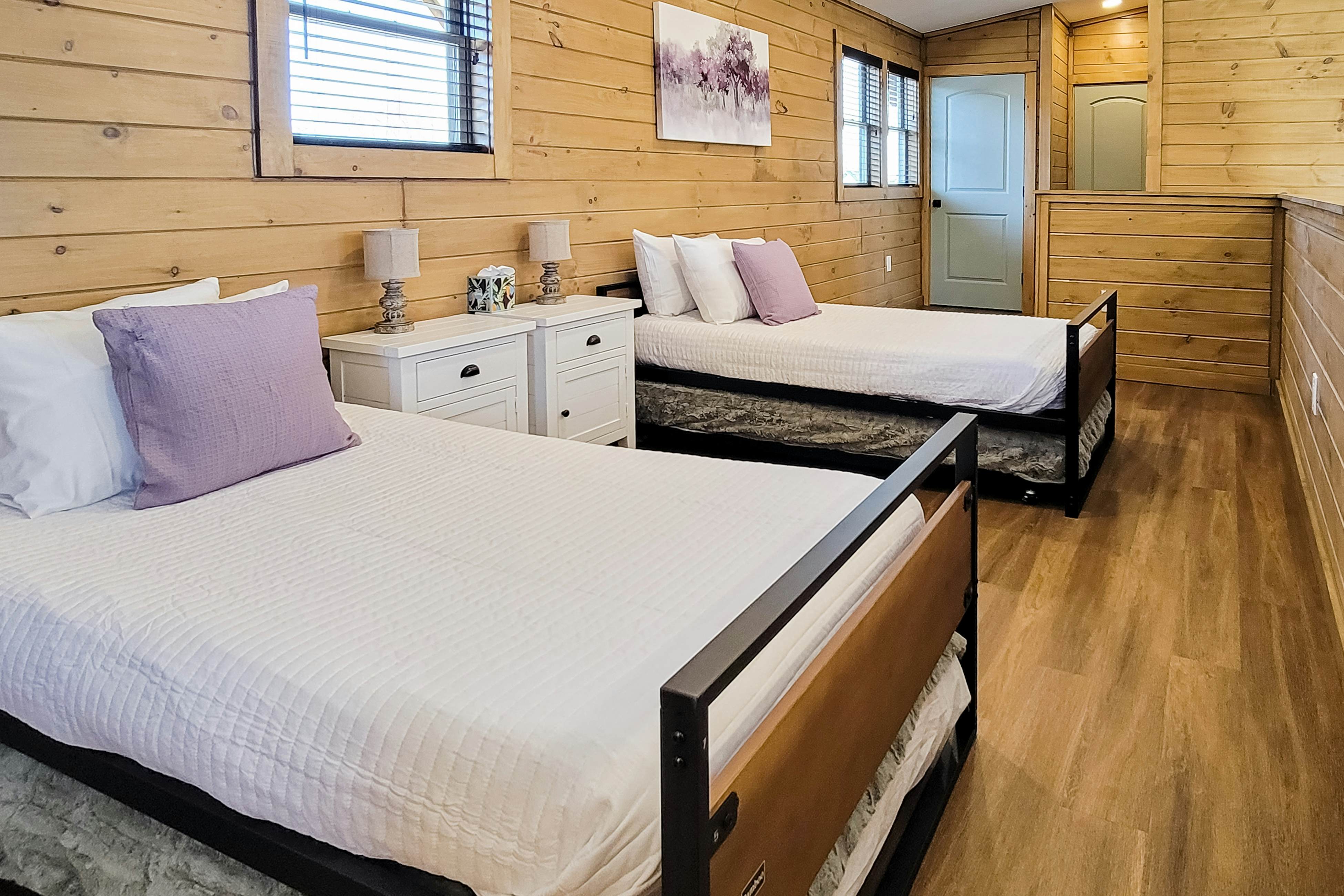 Scenic Lake View Cabin, Sleep 15・Game room・Hot Tub