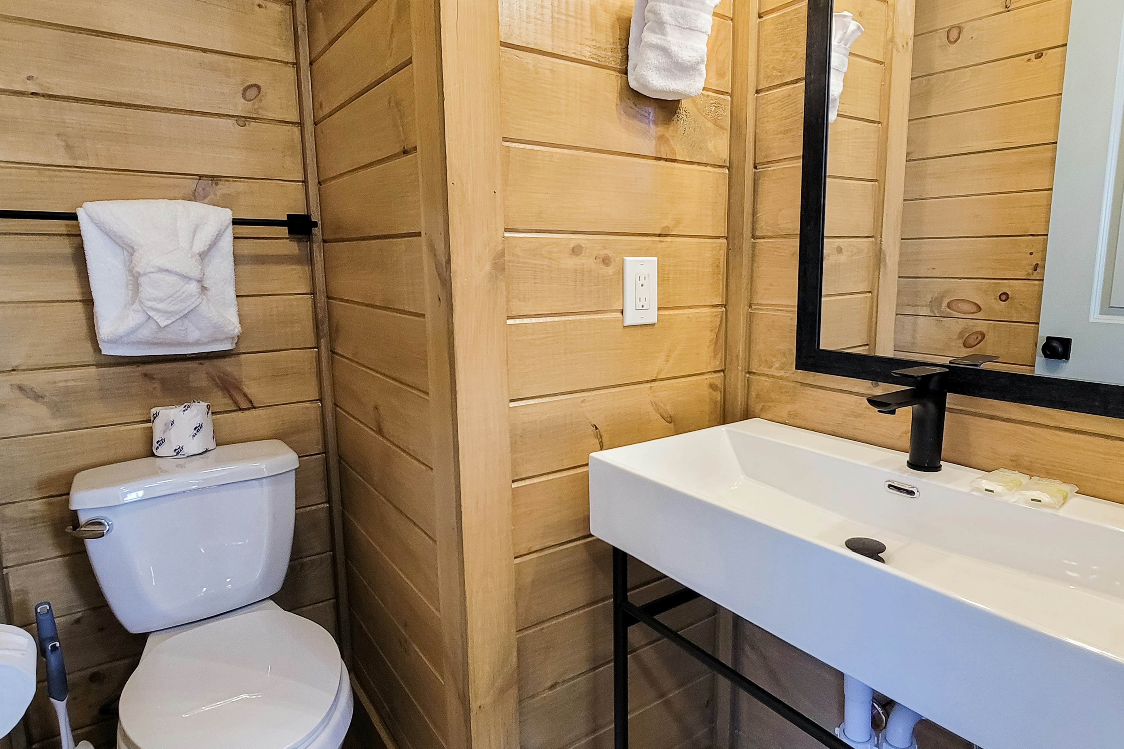 Scenic Lake View Cabin, Sleep 15・Game room・Hot Tub