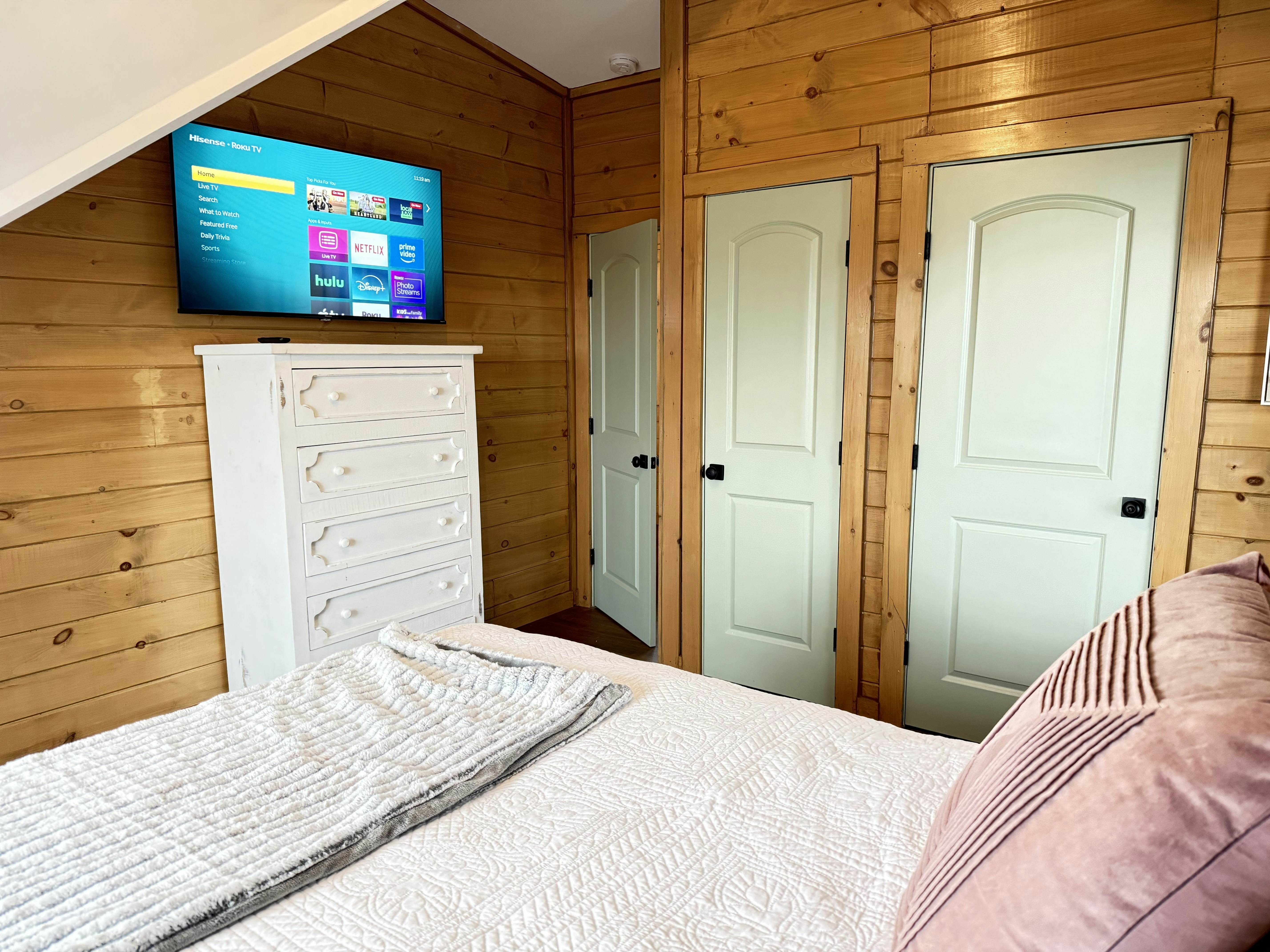 Scenic Lake View Cabin, Sleep 15・Game room・Hot Tub