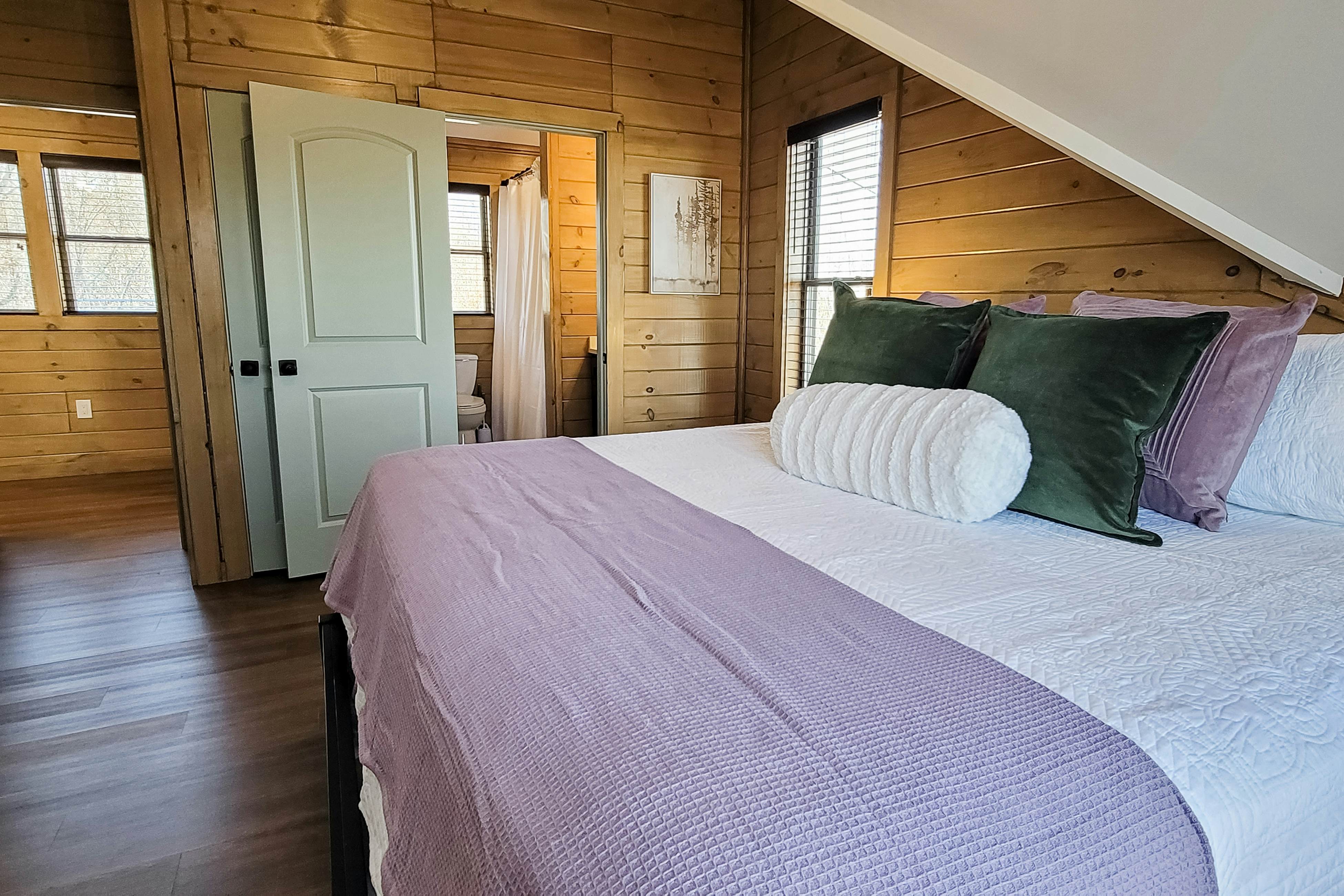 Scenic Lake View Cabin, Sleep 15・Game room・Hot Tub