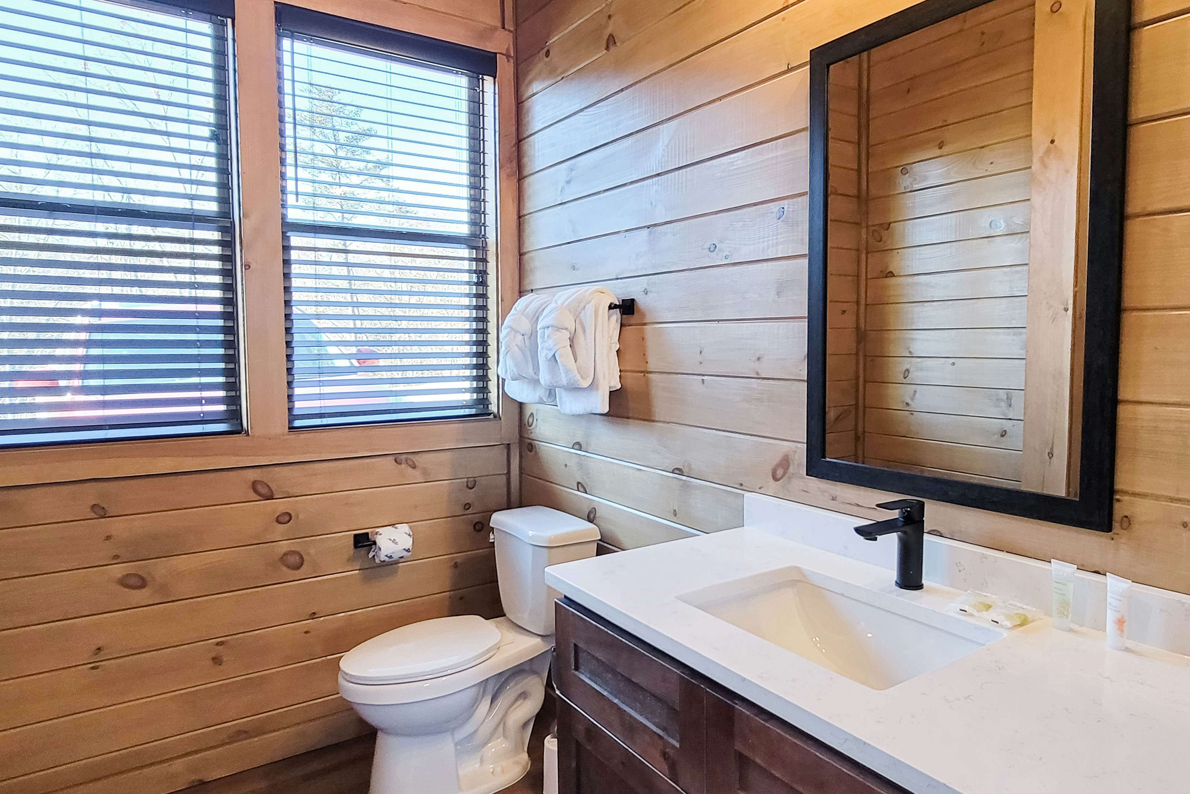 Scenic Lake View Cabin, Sleep 15・Game room・Hot Tub