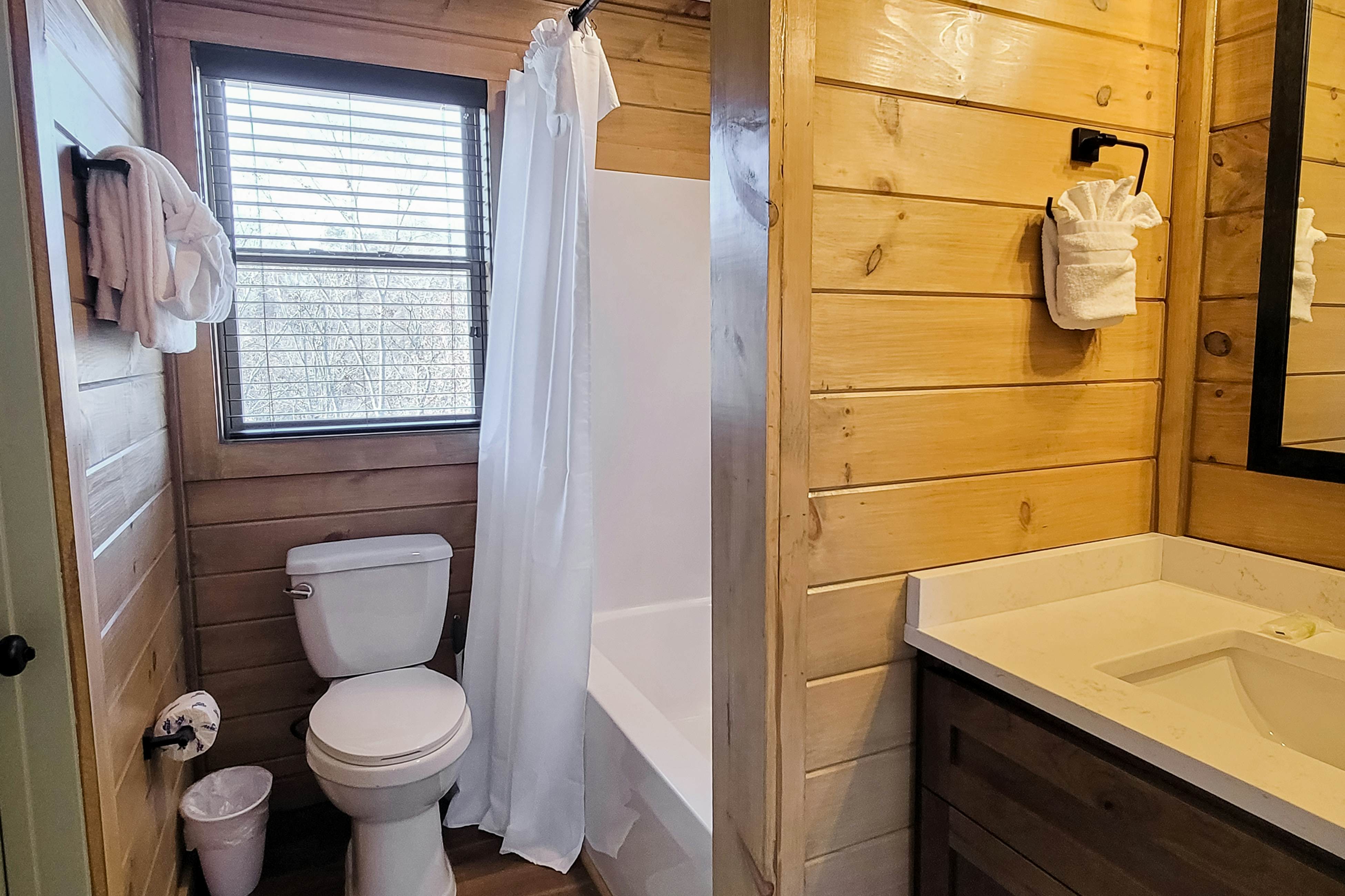 Scenic Lake View Cabin, Sleep 15・Game room・Hot Tub