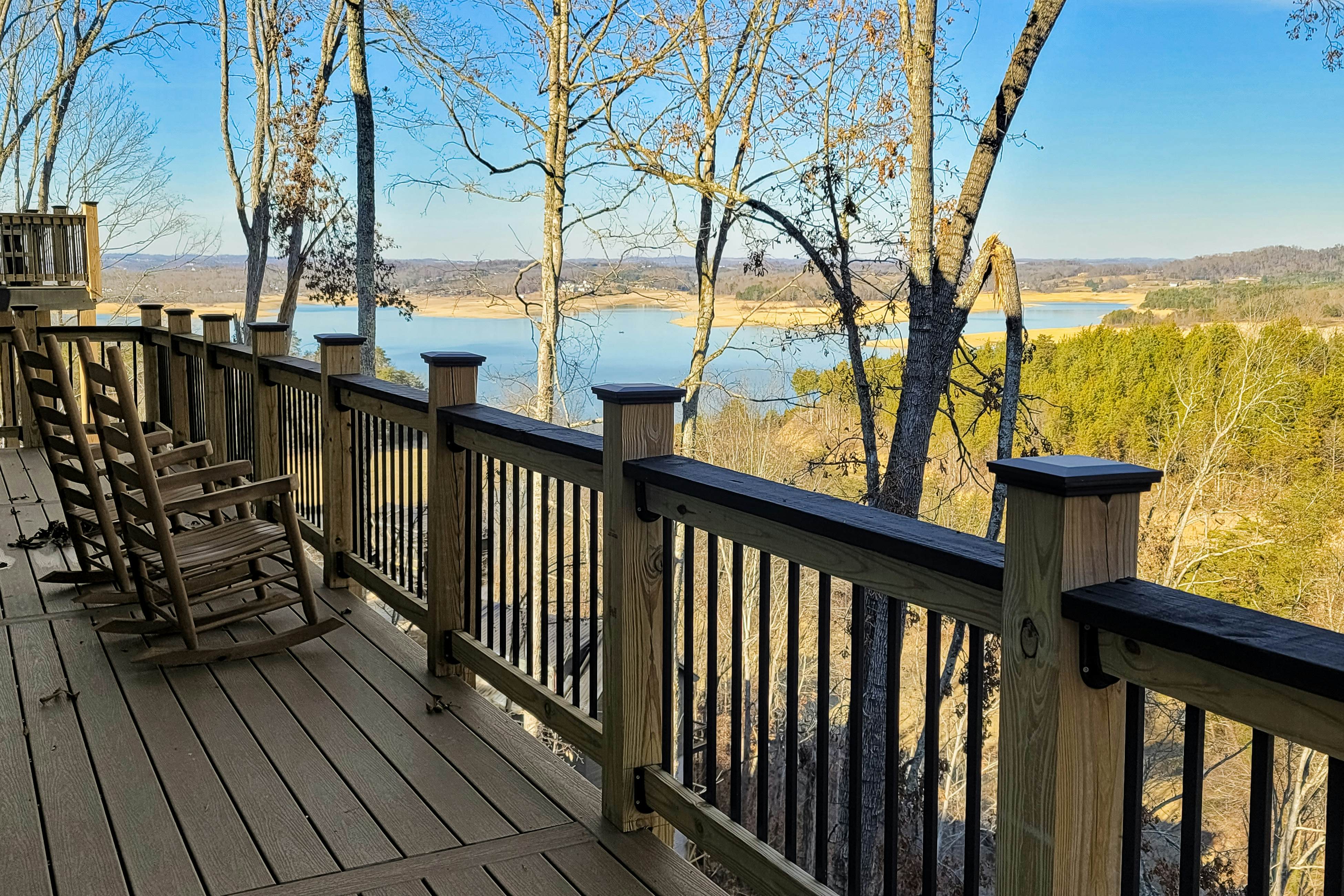 Scenic Lake View Cabin, Sleep 15・Game room・Hot Tub