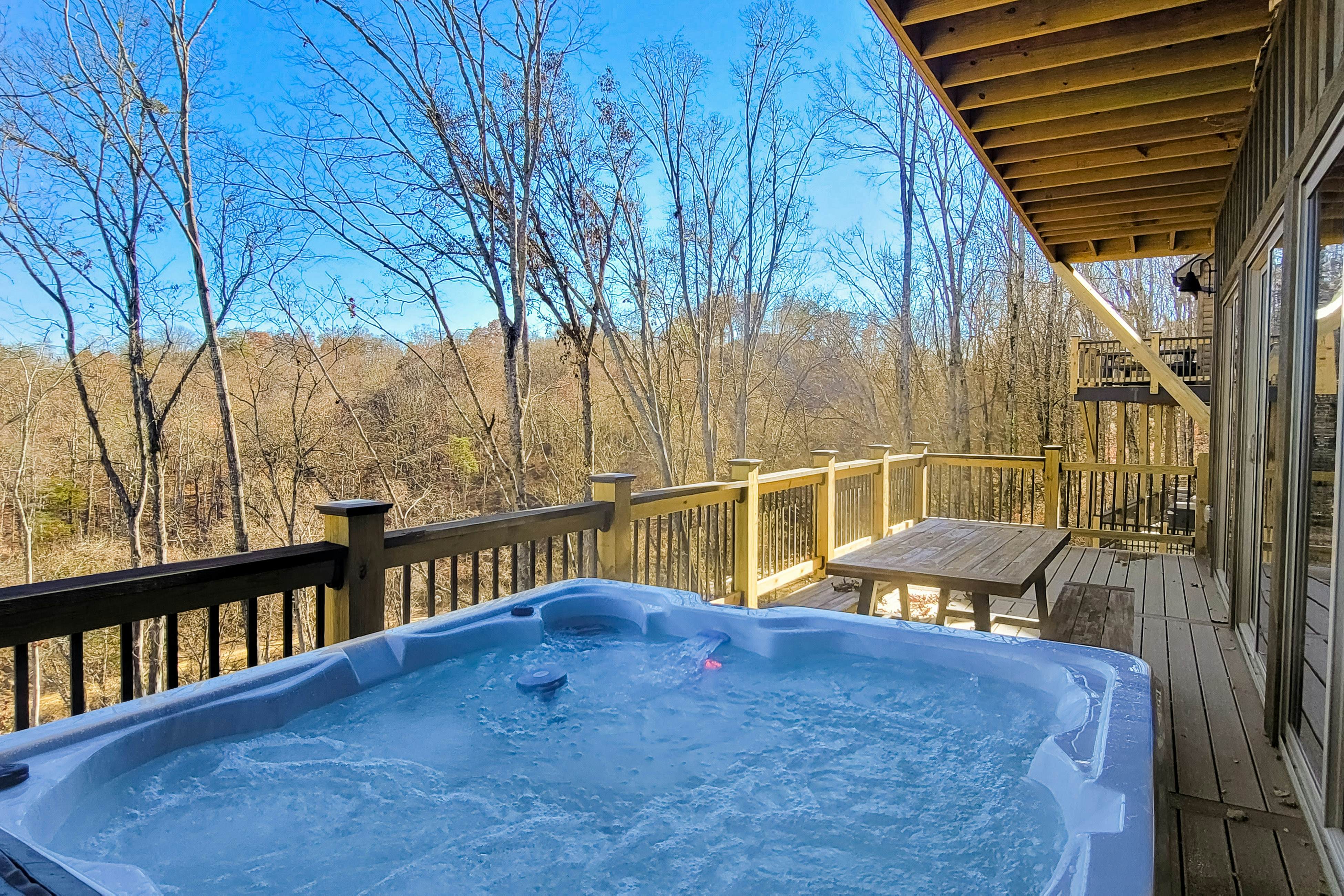 Scenic Lake View Cabin, Sleep 15・Game room・Hot Tub