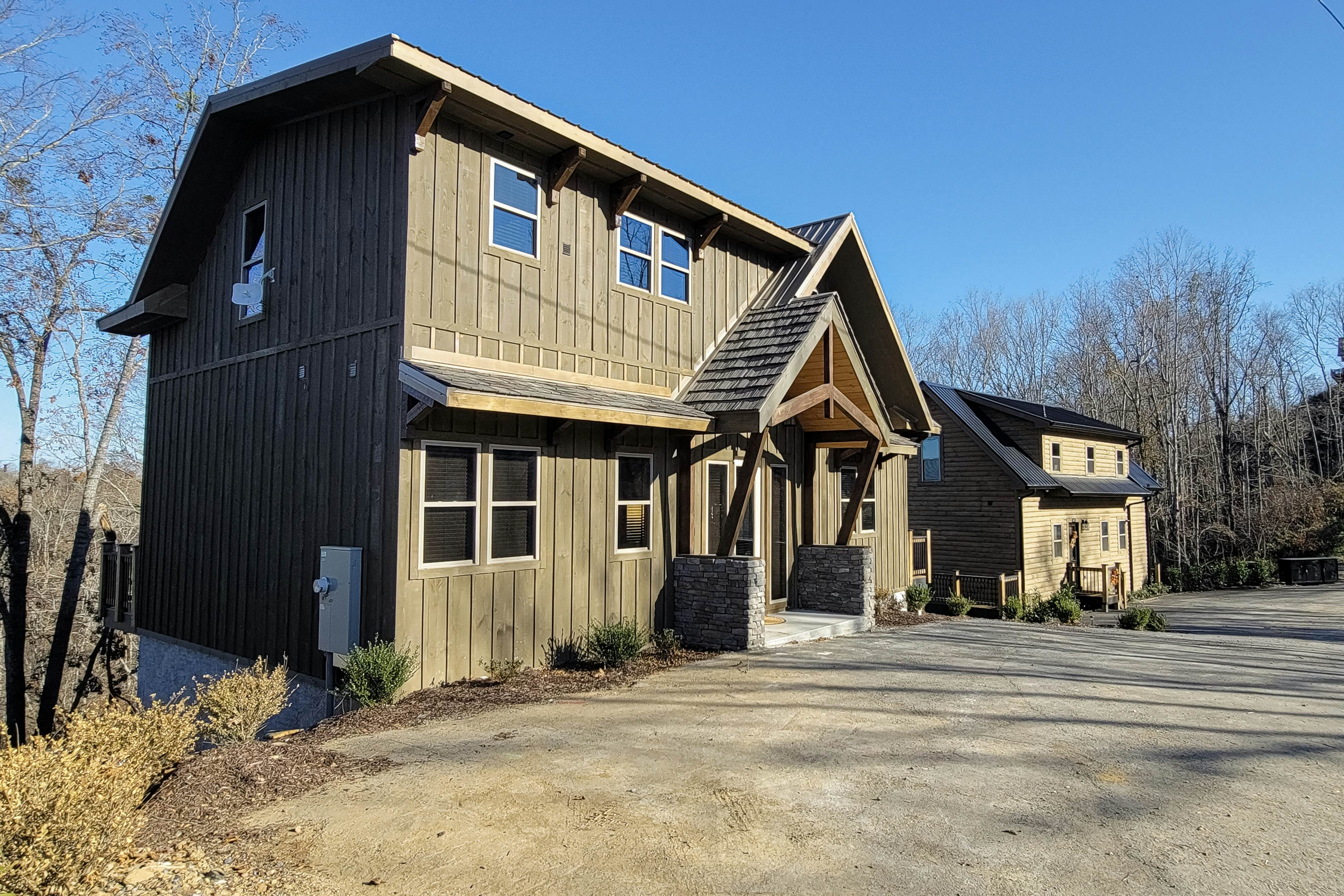 Scenic Lake View Cabin, Sleep 15・Game room・Hot Tub