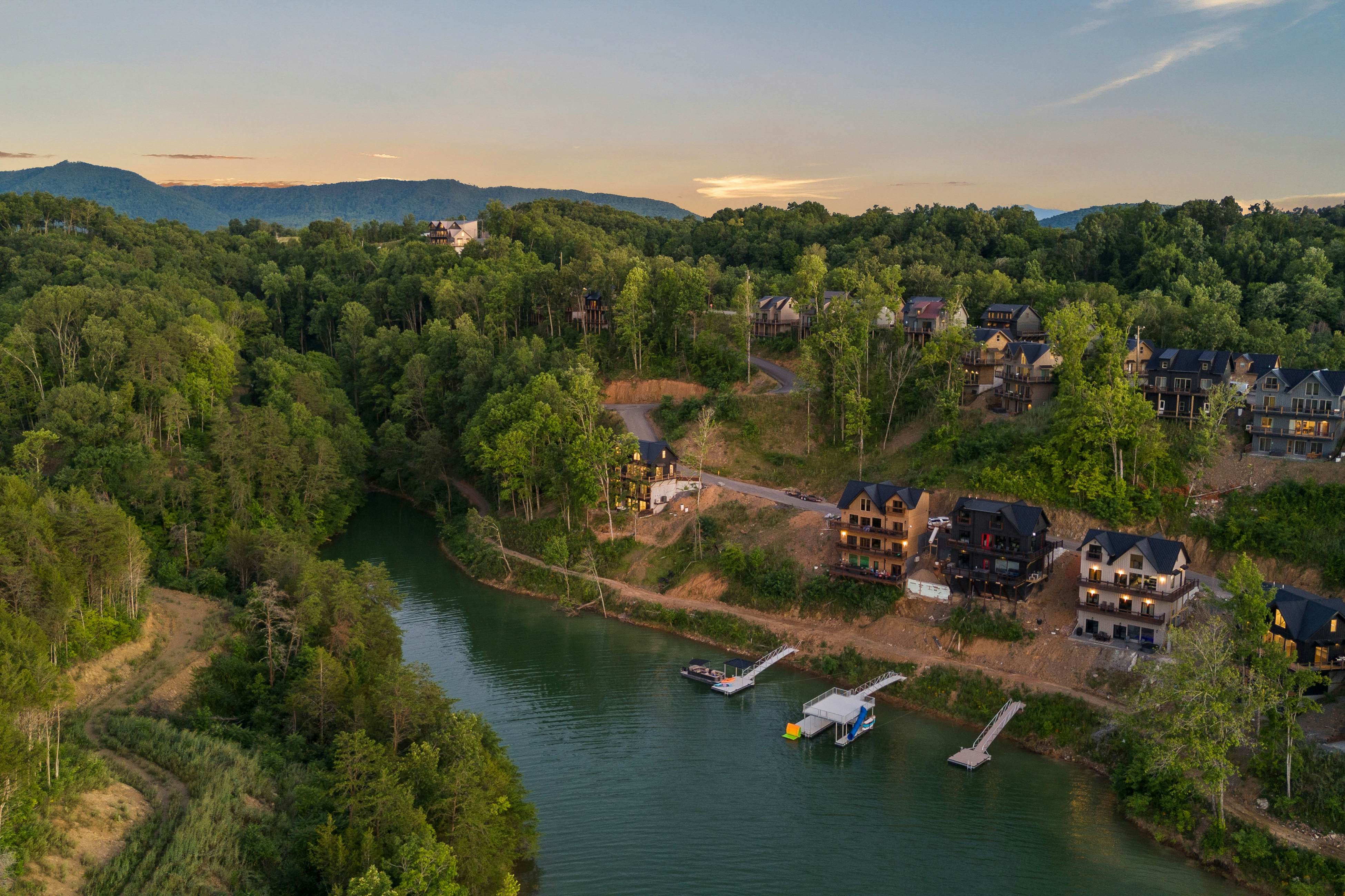 Scenic Lake View Cabin, Sleep 15・Game room・Hot Tub