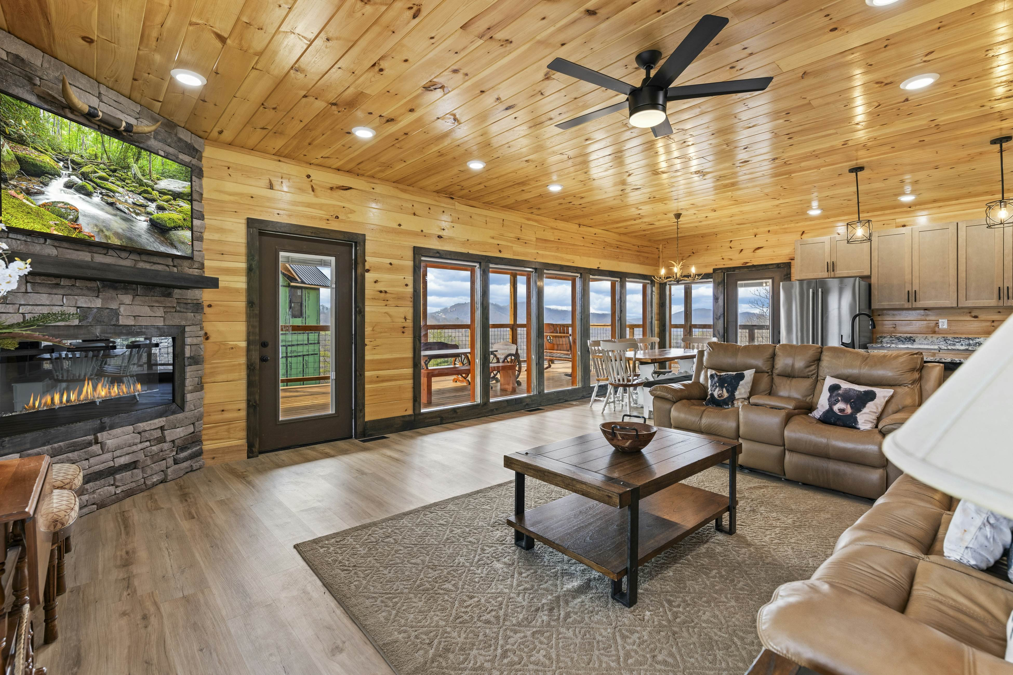 Lovely cabin with tons of amenities, pool, hot tub, theater, pool table, et al!