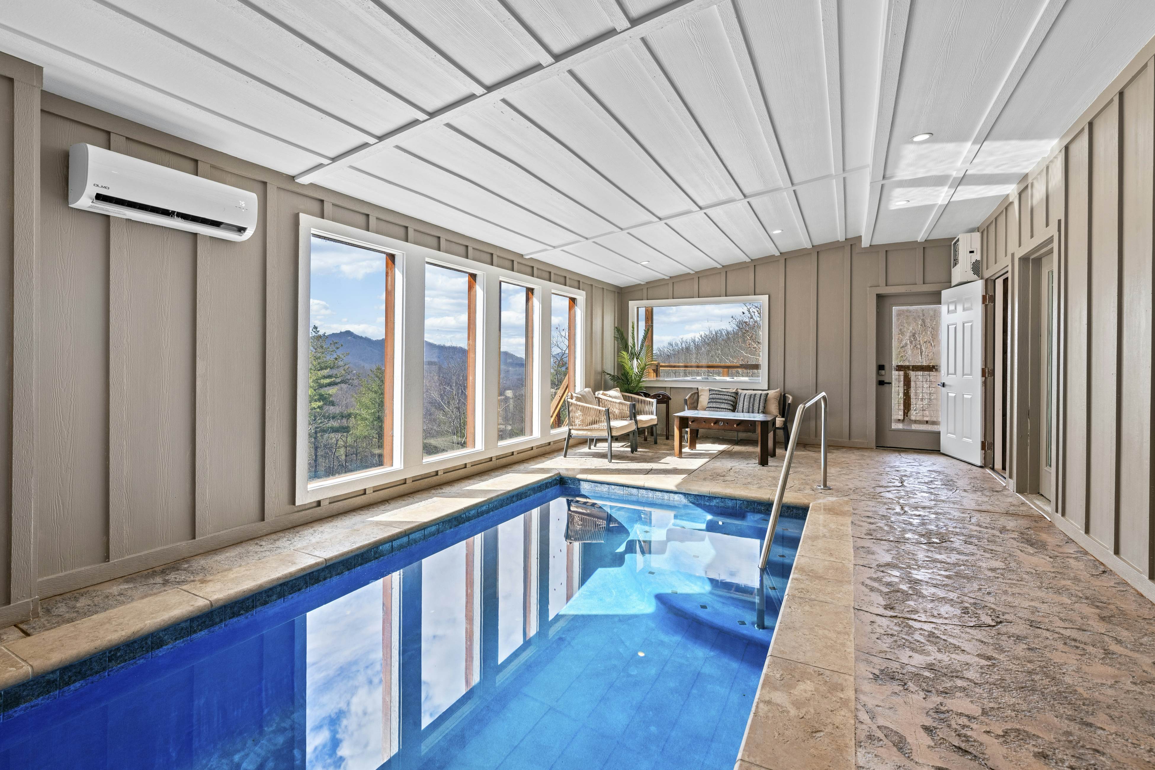 Lovely cabin with tons of amenities, pool, hot tub, theater, pool table, et al!