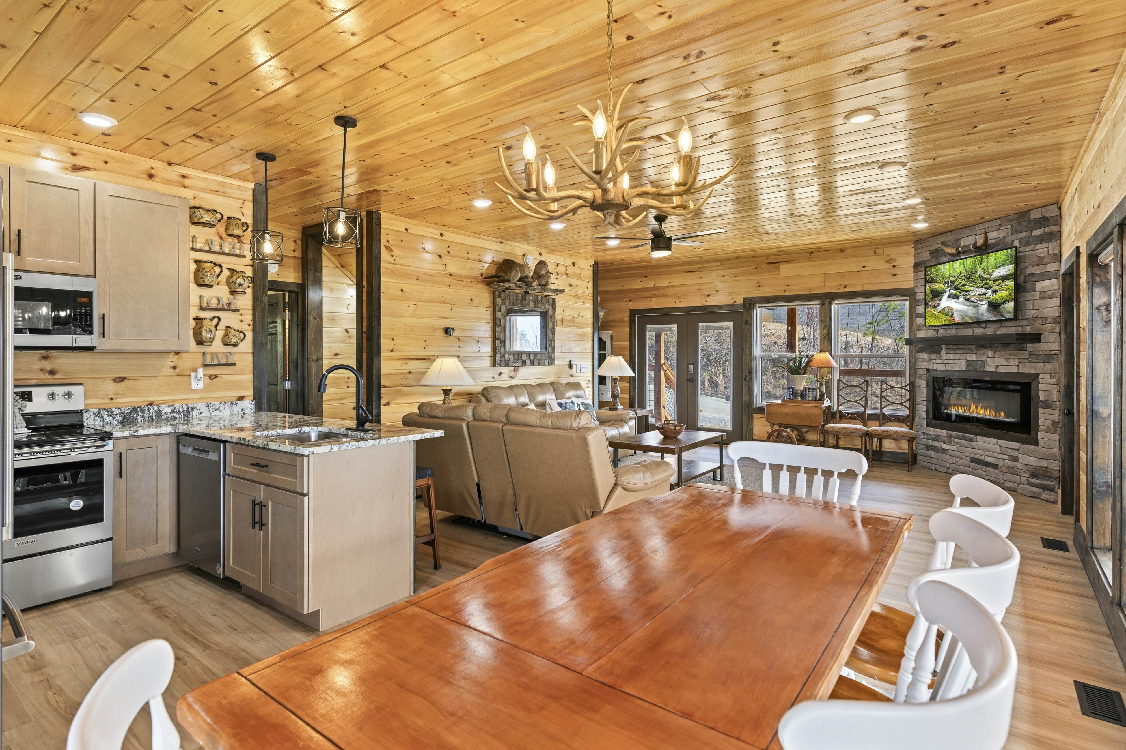 Lovely cabin with tons of amenities, pool, hot tub, theater, pool table, et al!