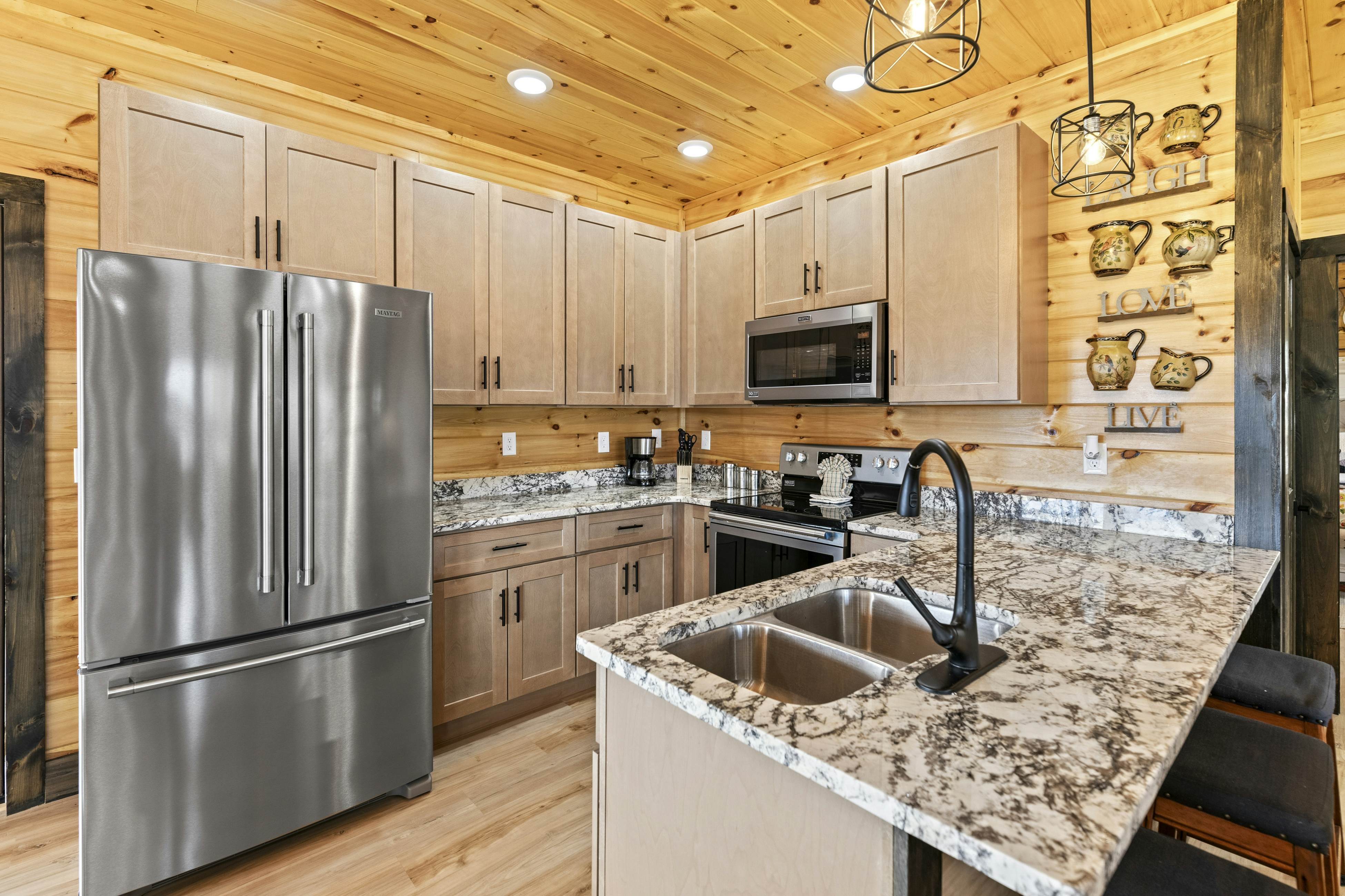 Lovely cabin with tons of amenities, pool, hot tub, theater, pool table, et al!