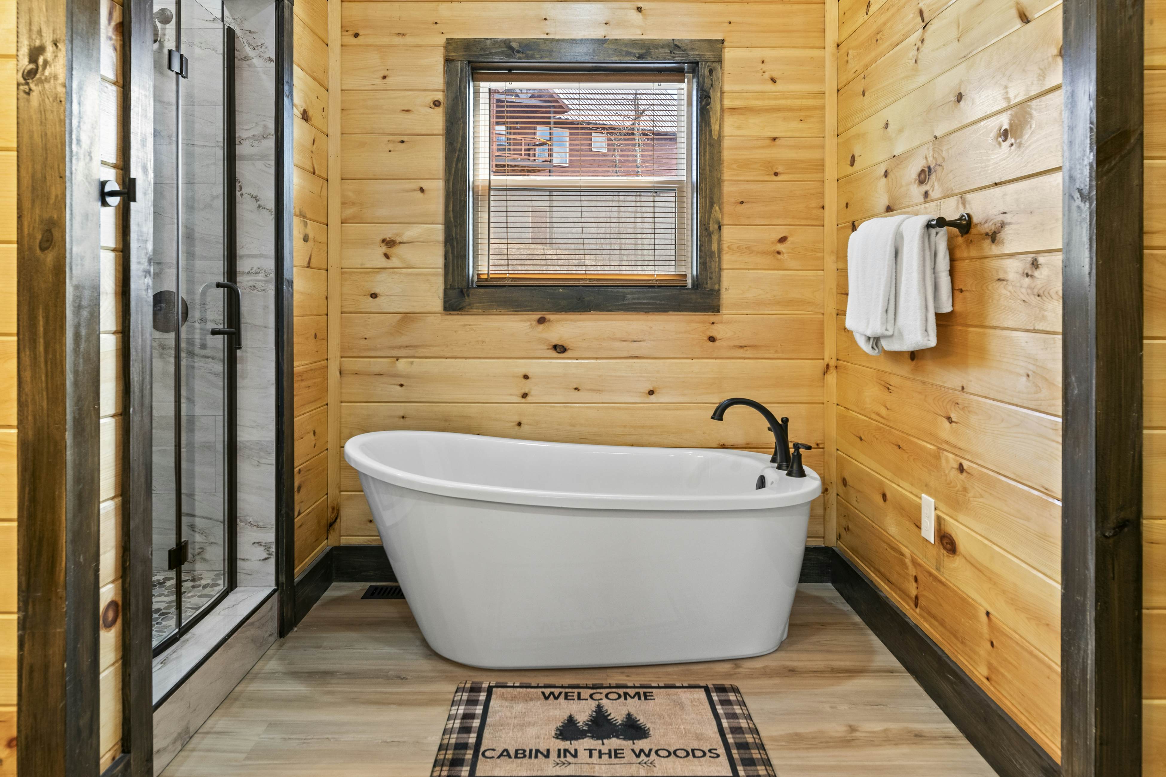 Lovely cabin with tons of amenities, pool, hot tub, theater, pool table, et al!