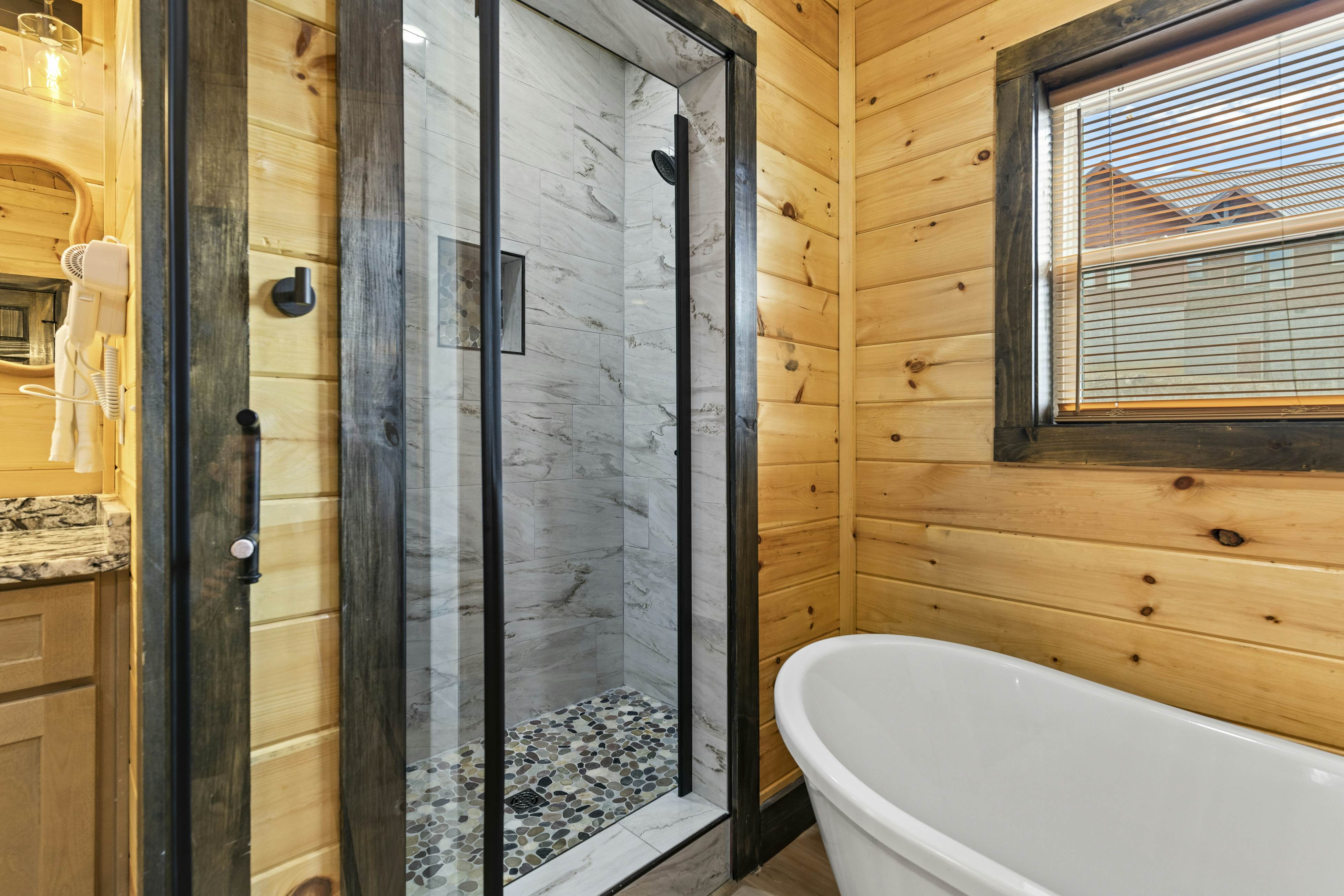 Lovely cabin with tons of amenities, pool, hot tub, theater, pool table, et al!