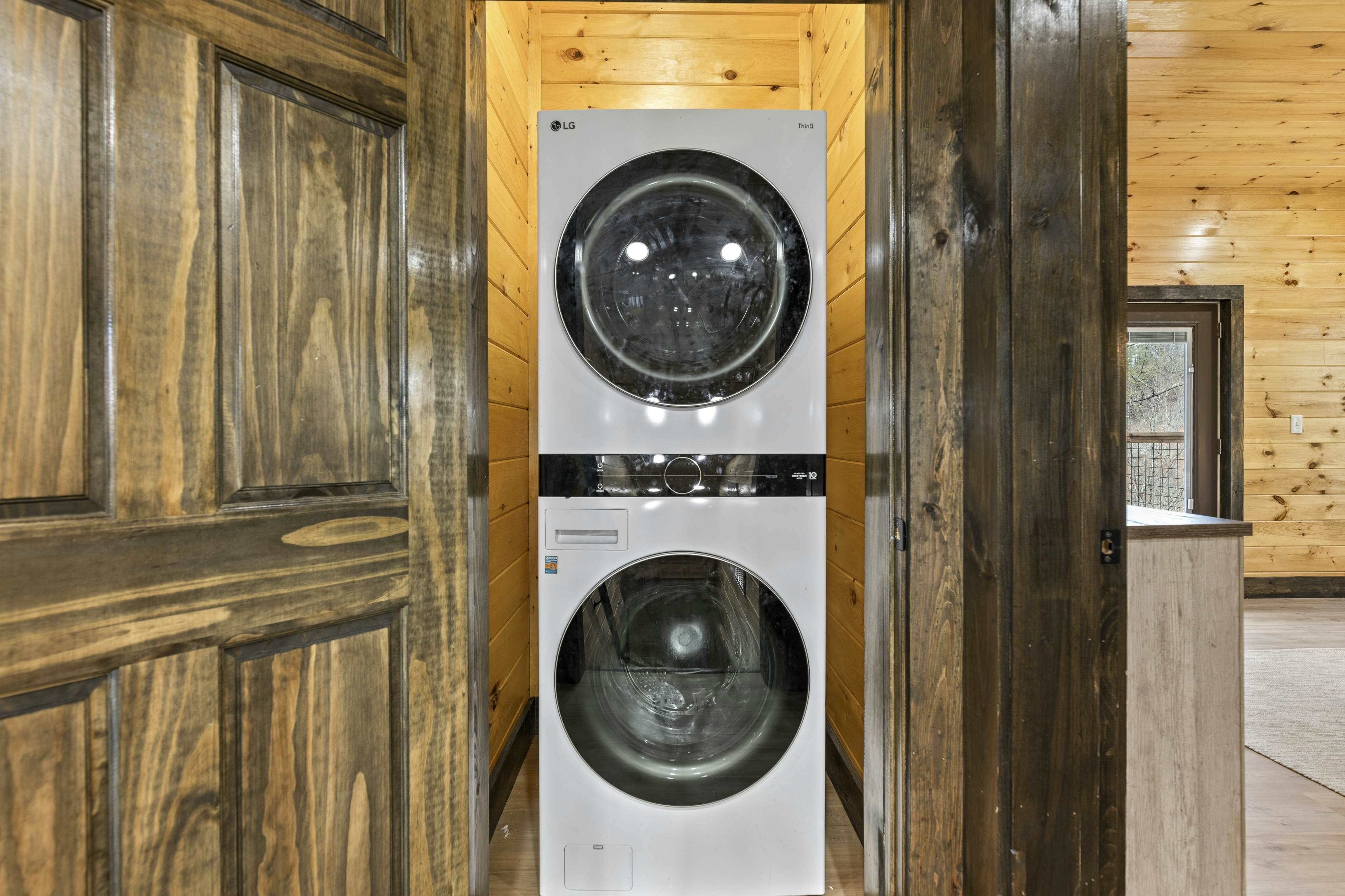 Lovely cabin with tons of amenities, pool, hot tub, theater, pool table, et al!