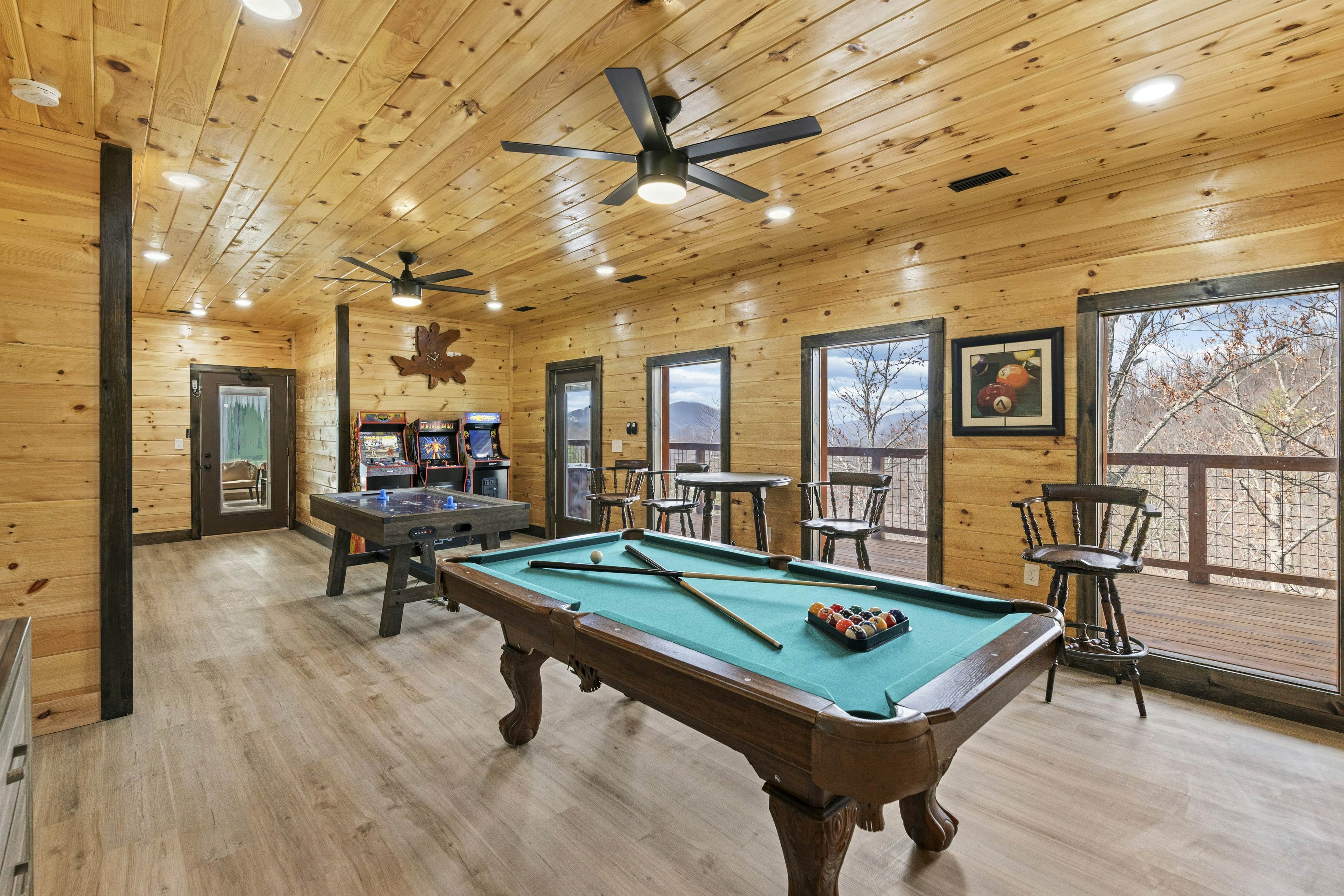 Lovely cabin with tons of amenities, pool, hot tub, theater, pool table, et al!