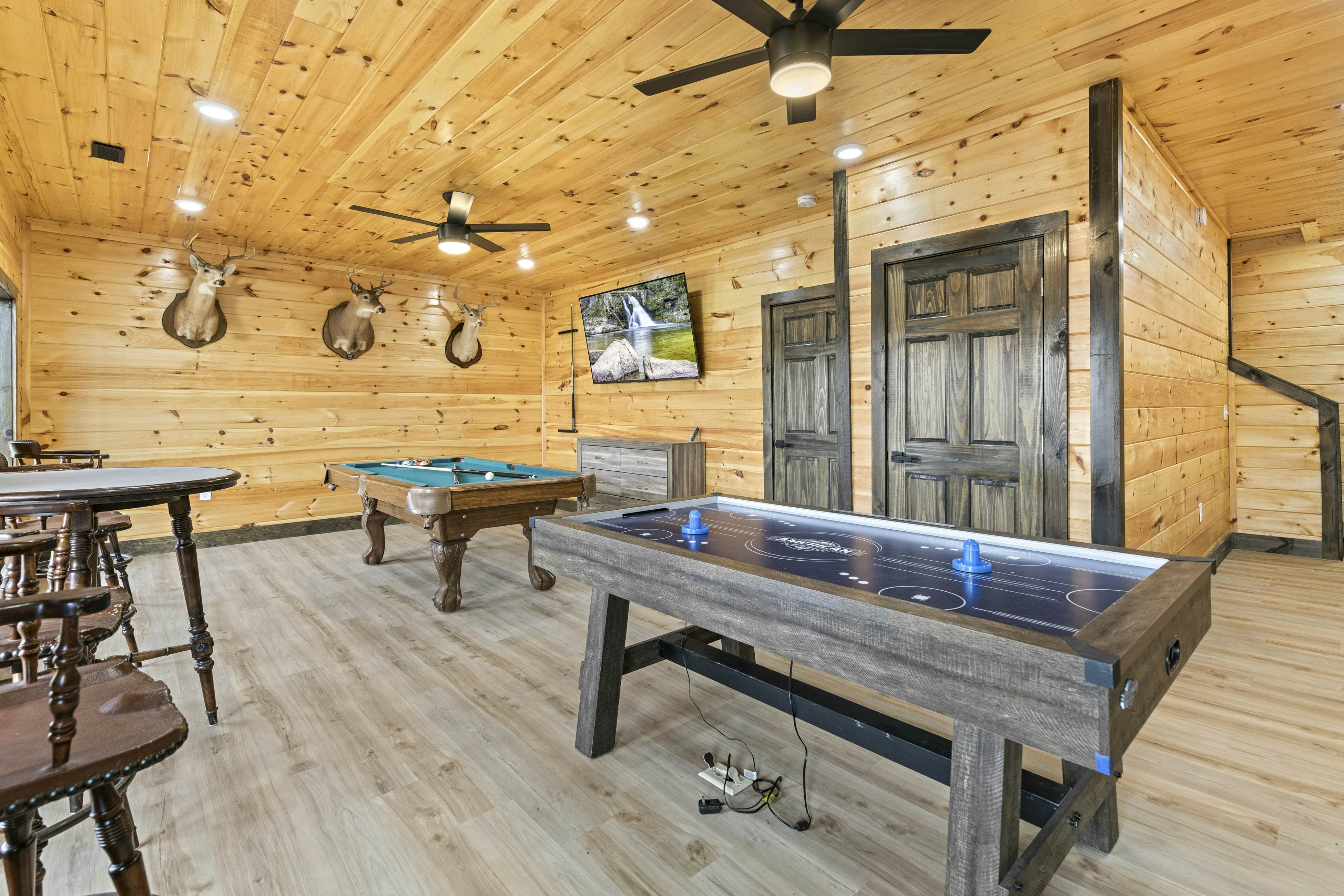 Lovely cabin with tons of amenities, pool, hot tub, theater, pool table, et al!