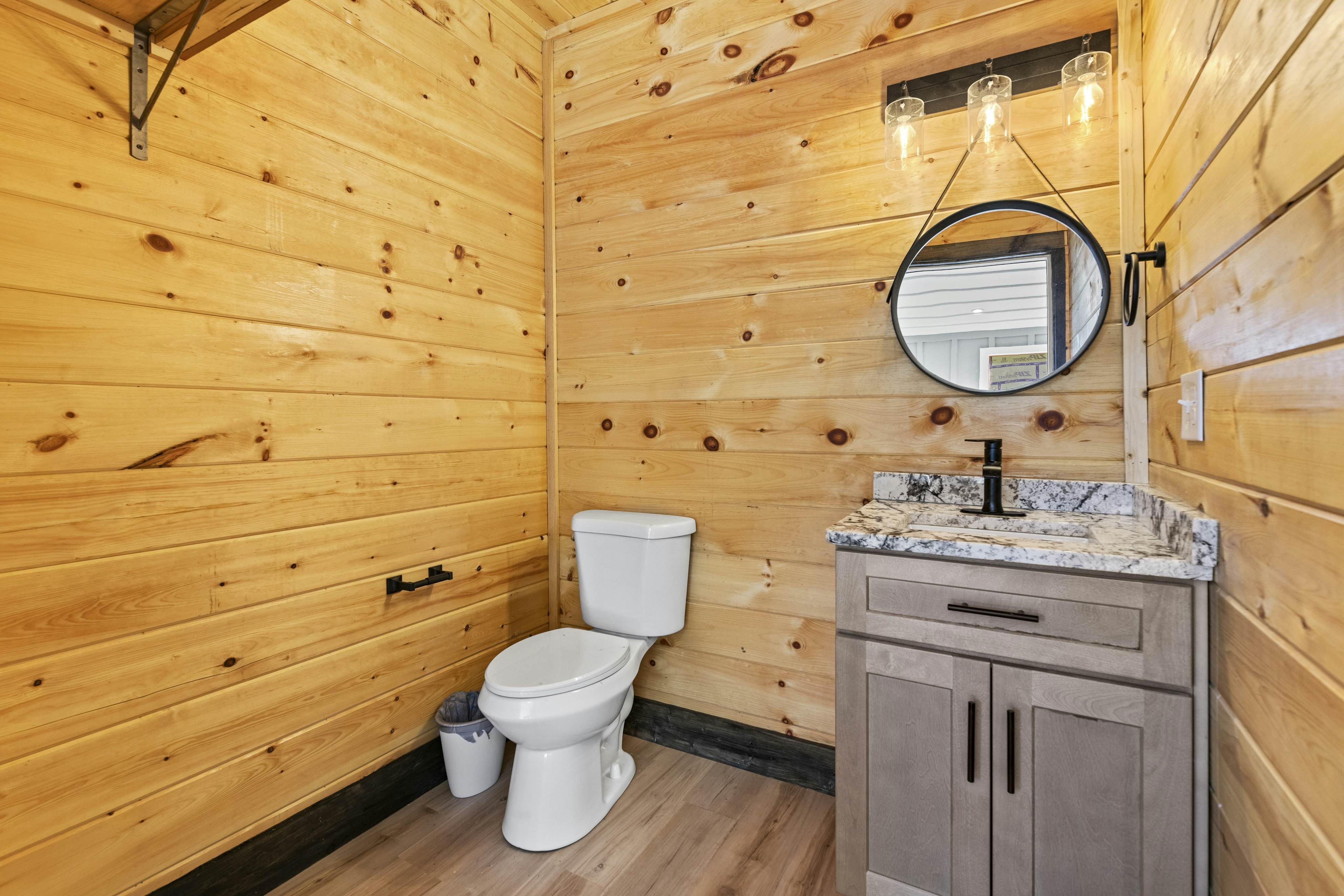 Lovely cabin with tons of amenities, pool, hot tub, theater, pool table, et al!