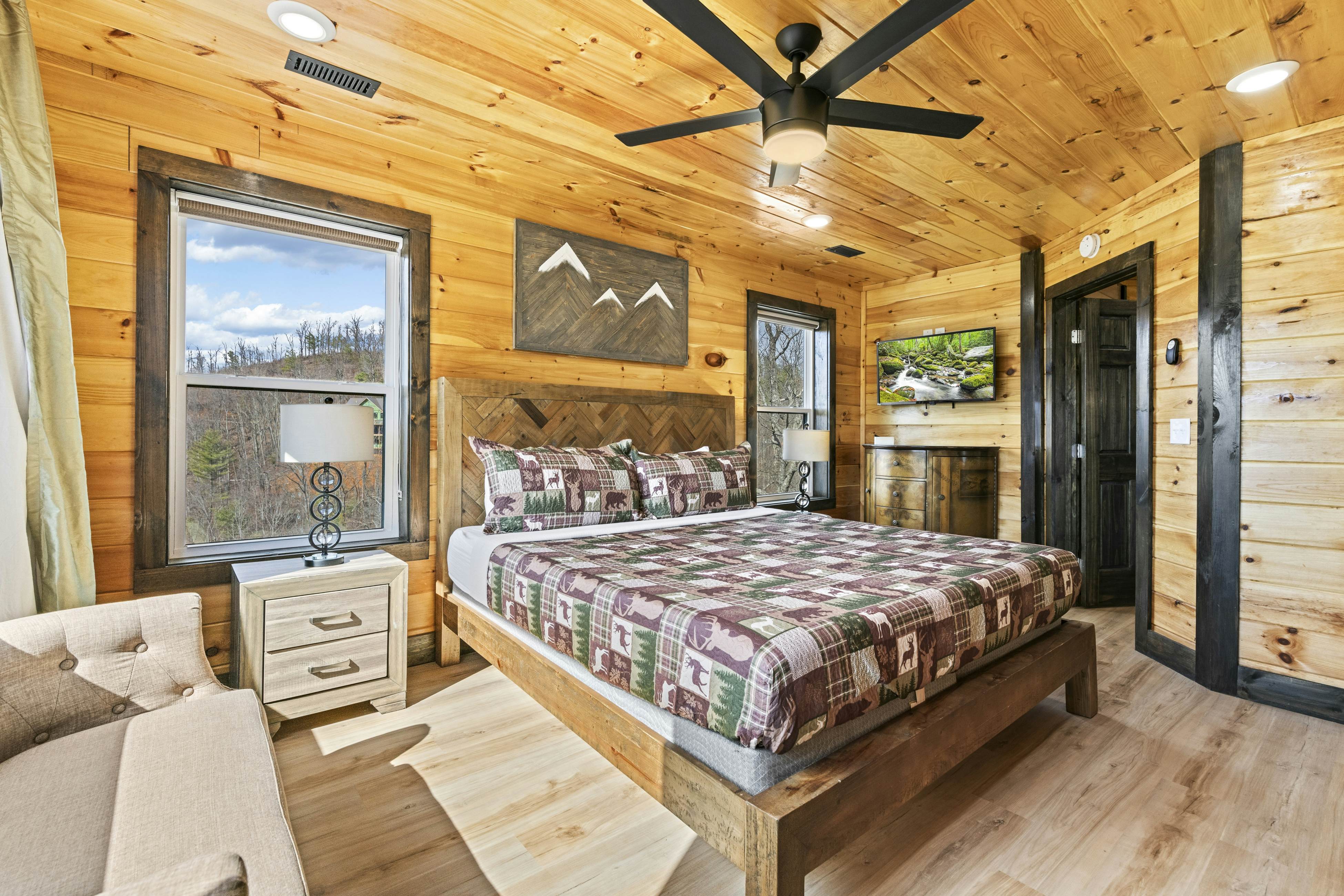 Lovely cabin with tons of amenities, pool, hot tub, theater, pool table, et al!