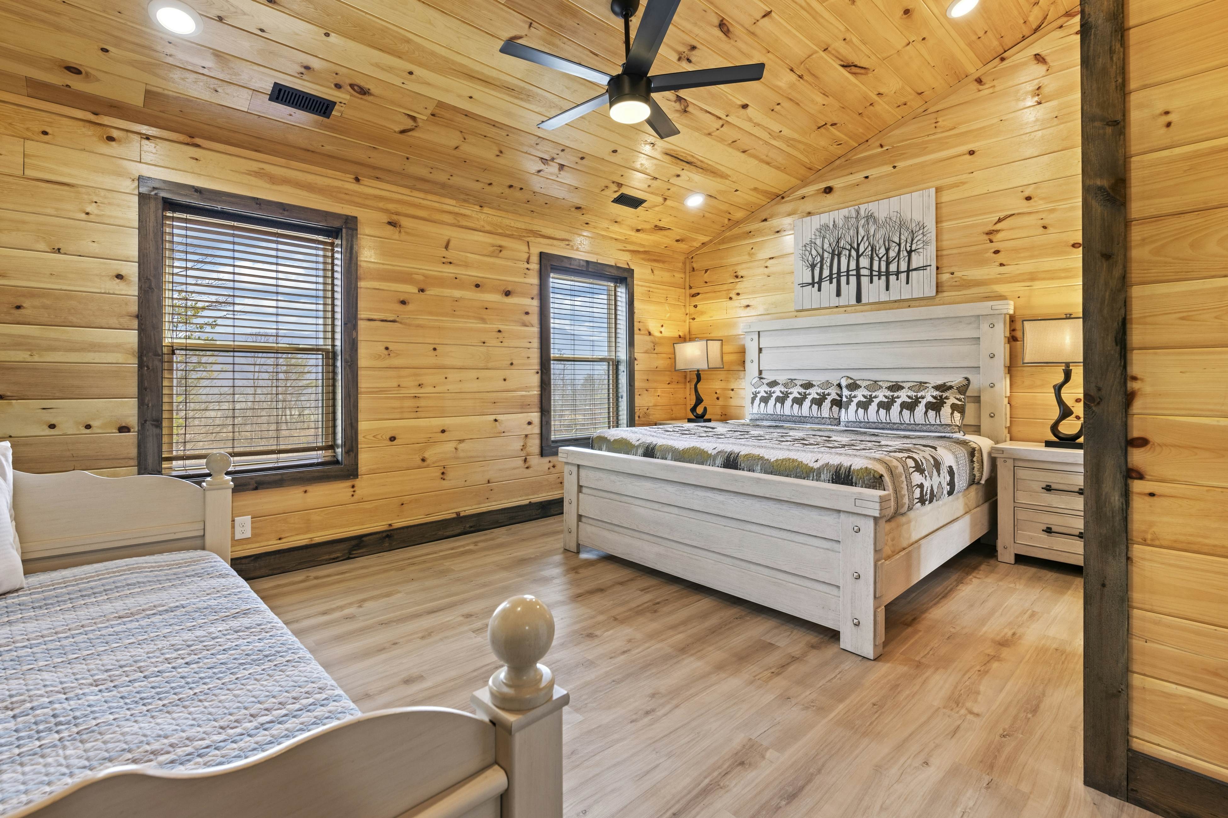 Lovely cabin with tons of amenities, pool, hot tub, theater, pool table, et al!