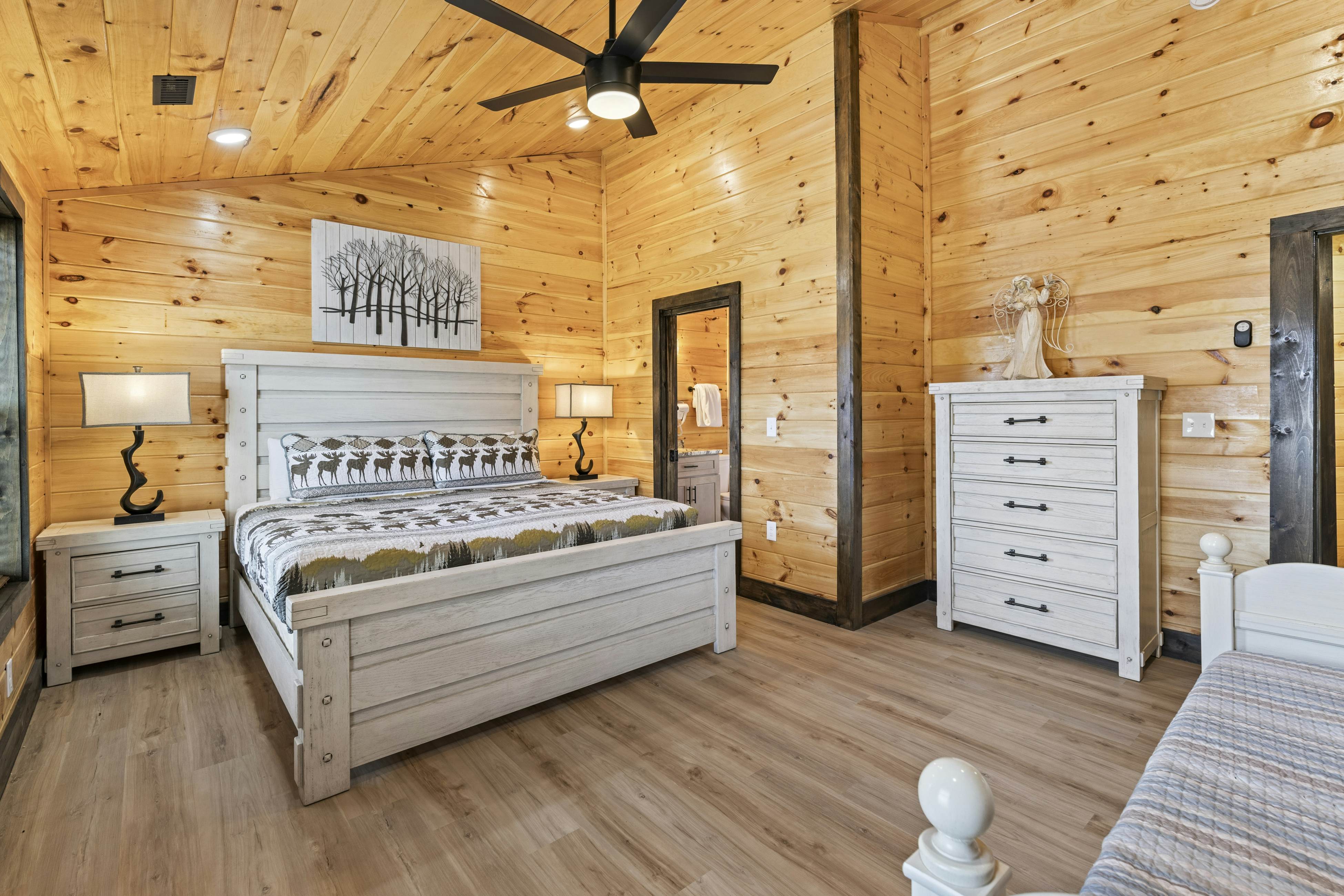 Lovely cabin with tons of amenities, pool, hot tub, theater, pool table, et al!