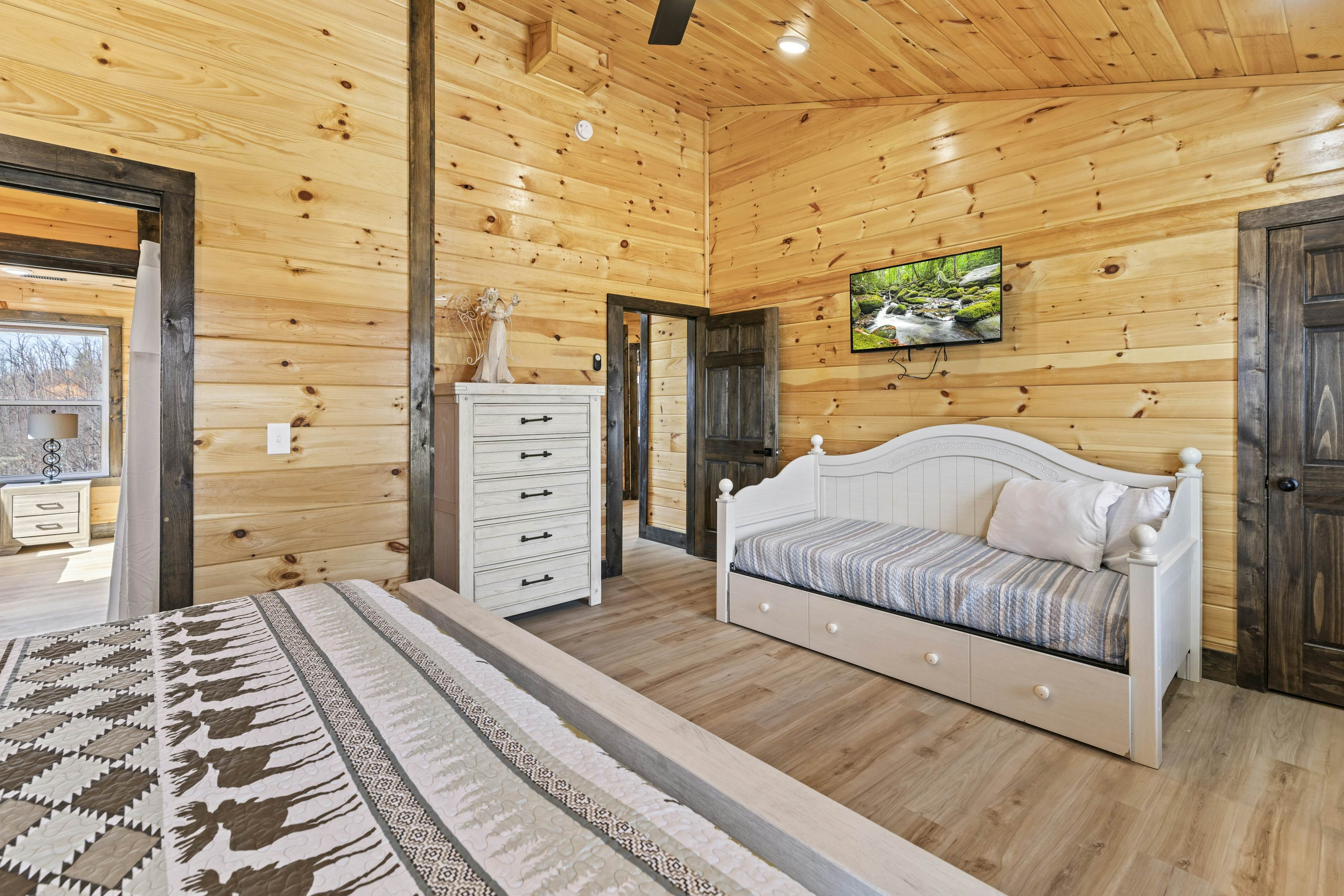 Lovely cabin with tons of amenities, pool, hot tub, theater, pool table, et al!