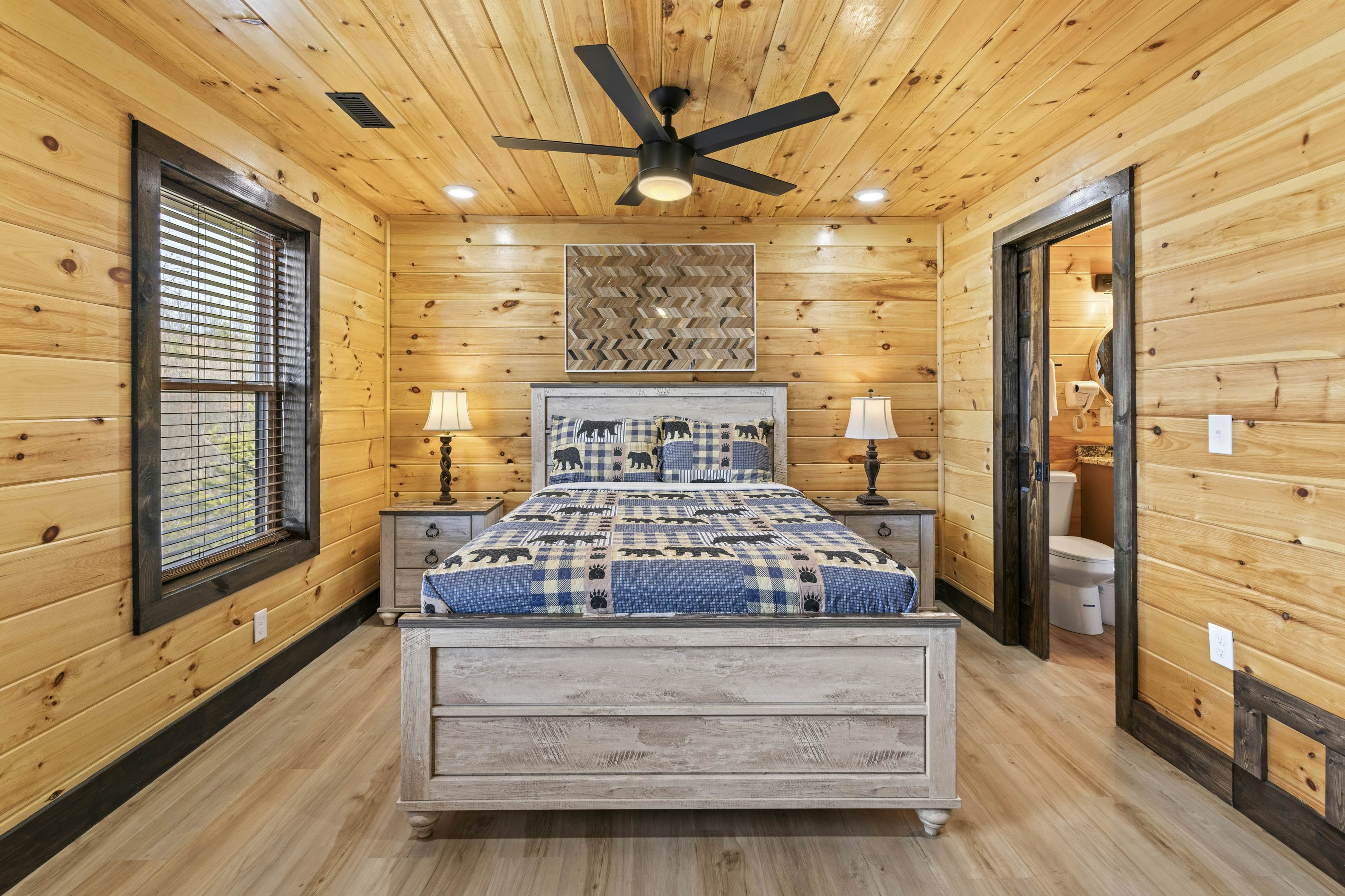 Lovely cabin with tons of amenities, pool, hot tub, theater, pool table, et al!