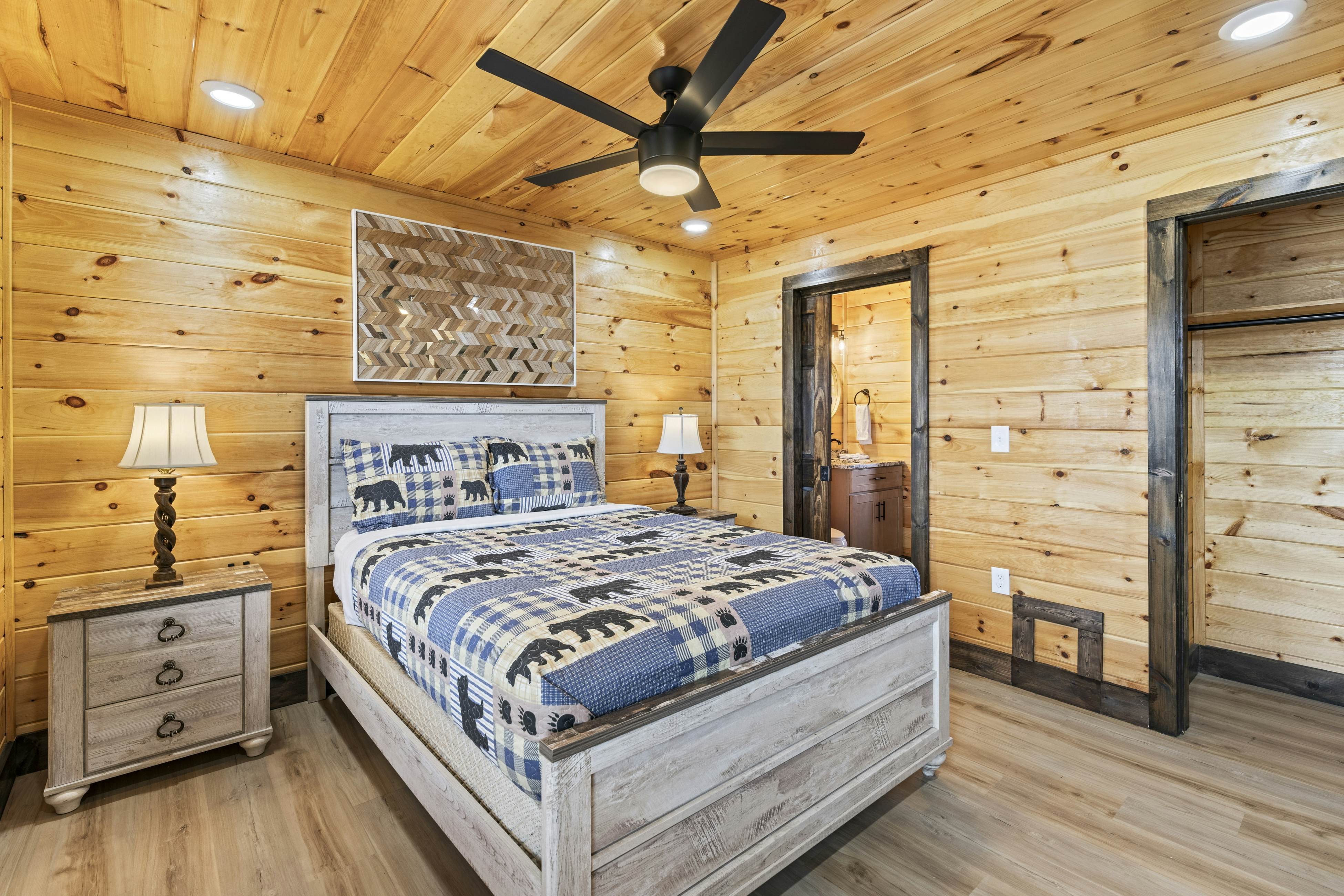 Lovely cabin with tons of amenities, pool, hot tub, theater, pool table, et al!