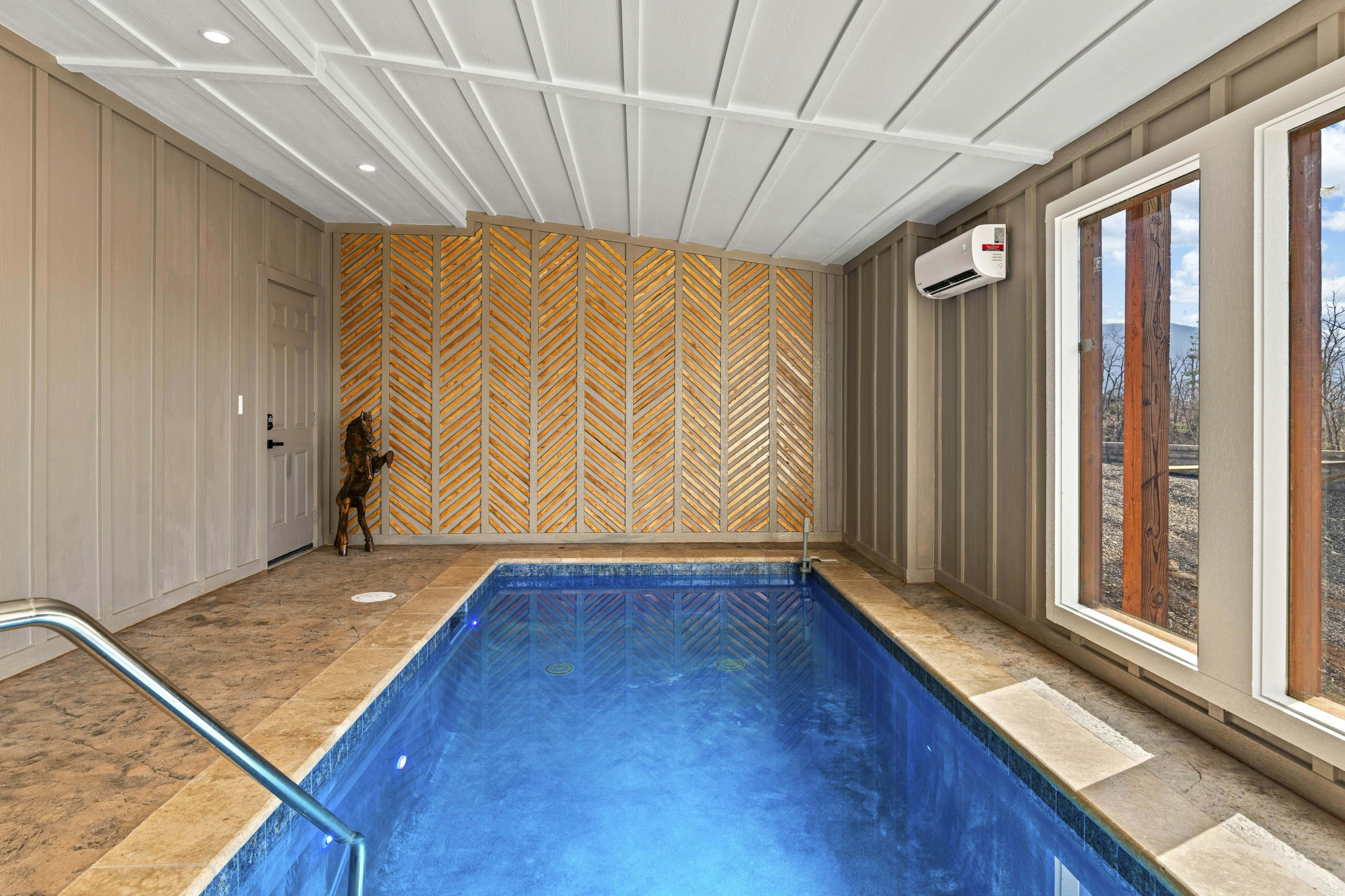 Lovely cabin with tons of amenities, pool, hot tub, theater, pool table, et al!