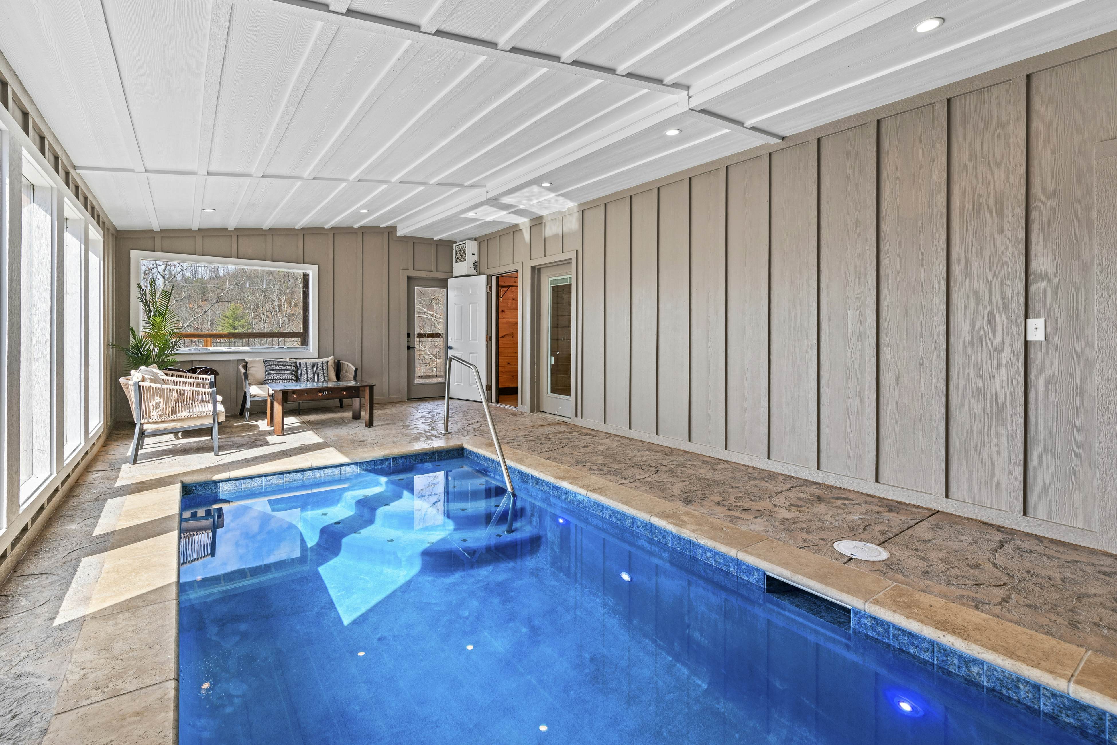 Lovely cabin with tons of amenities, pool, hot tub, theater, pool table, et al!