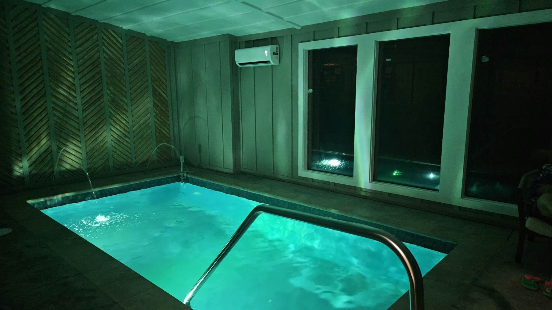 Lovely cabin with tons of amenities, pool, hot tub, theater, pool table, et al!