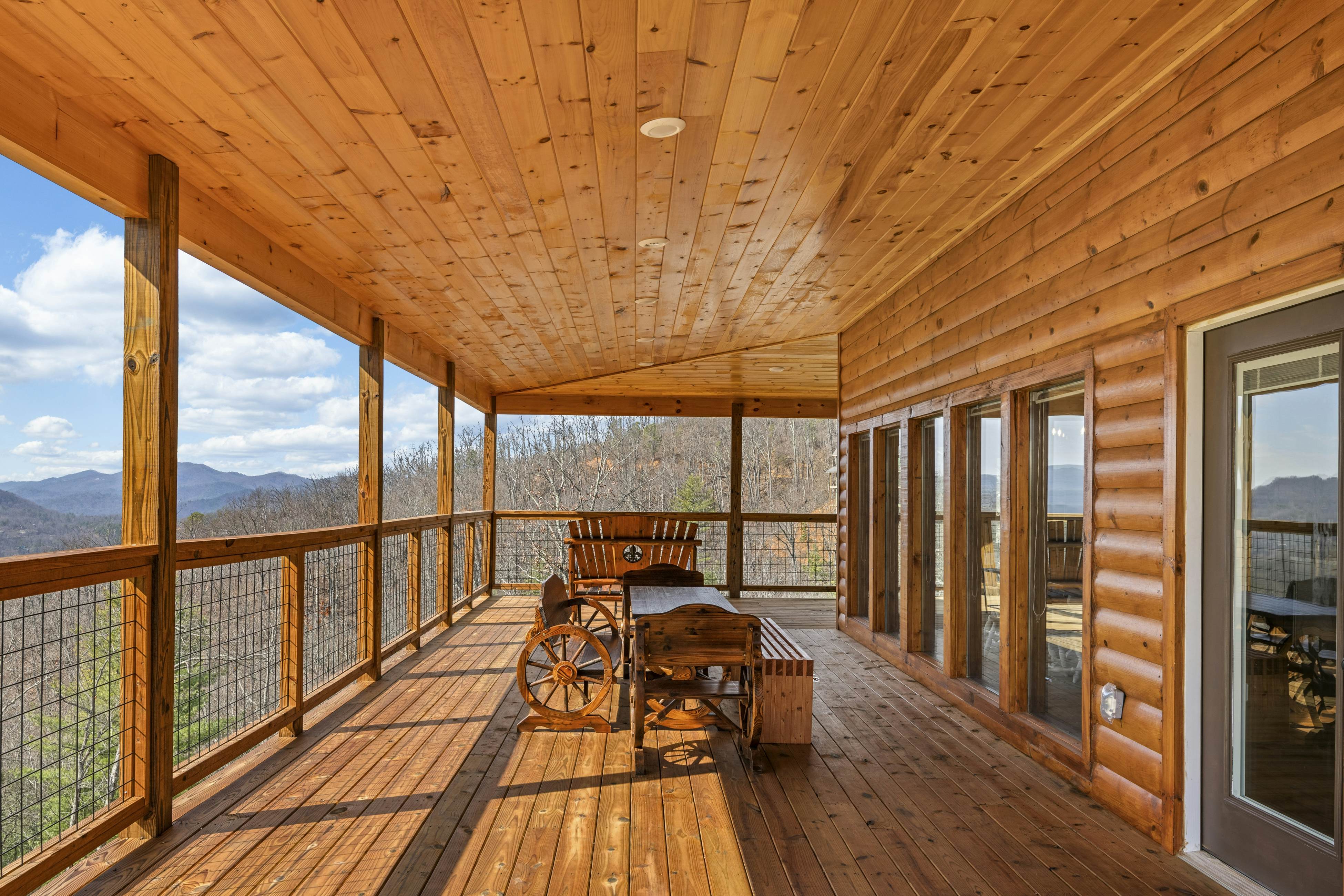 Lovely cabin with tons of amenities, pool, hot tub, theater, pool table, et al!