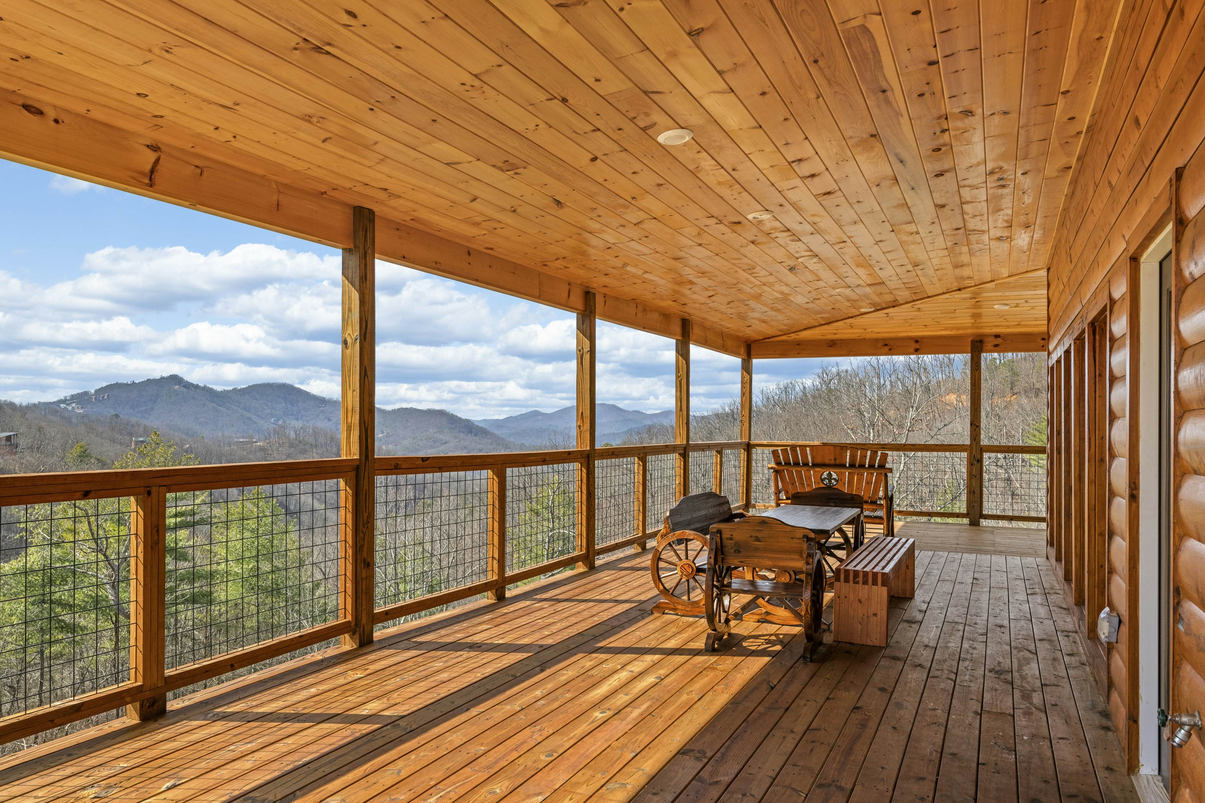 Lovely cabin with tons of amenities, pool, hot tub, theater, pool table, et al!