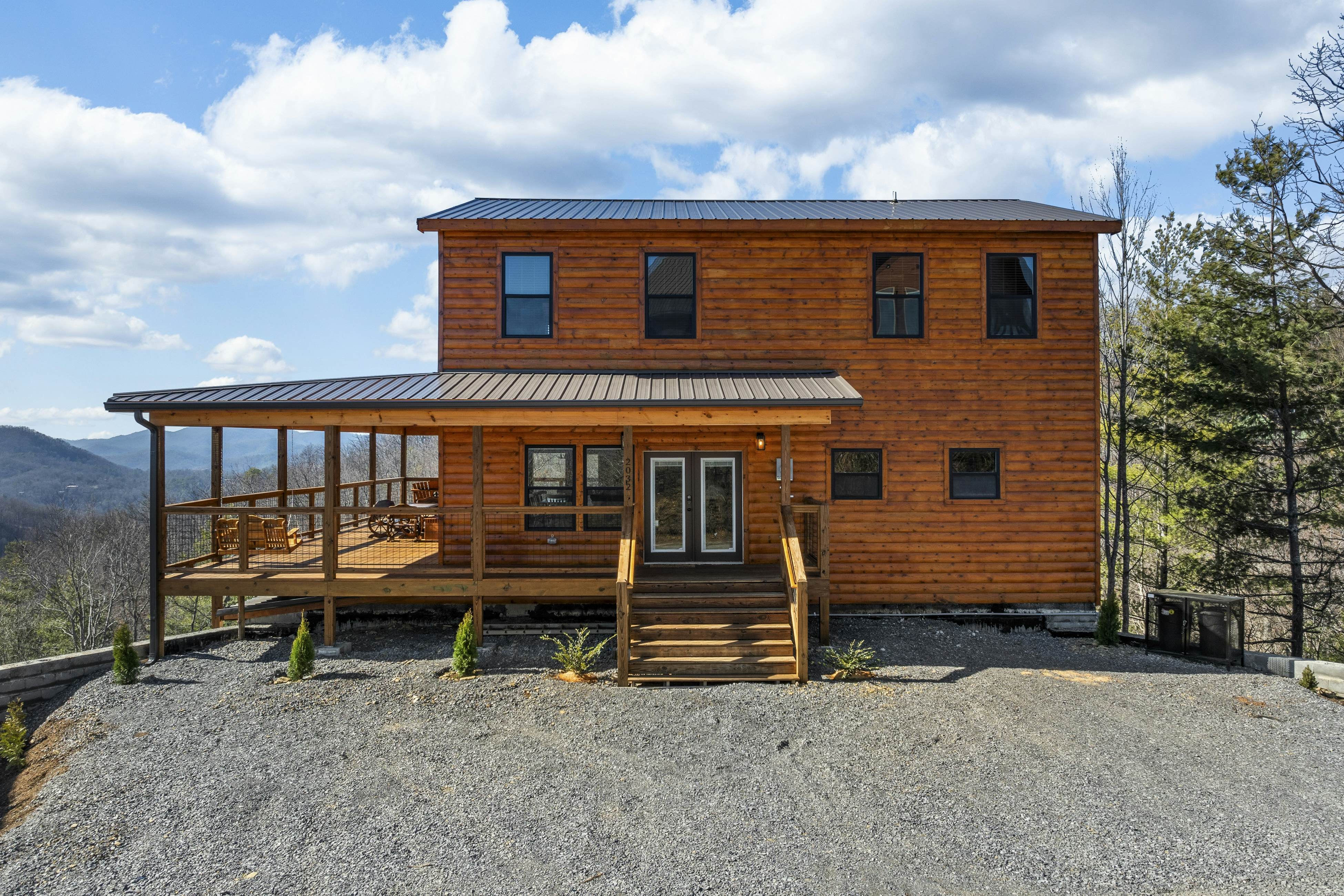 Lovely cabin with tons of amenities, pool, hot tub, theater, pool table, et al!