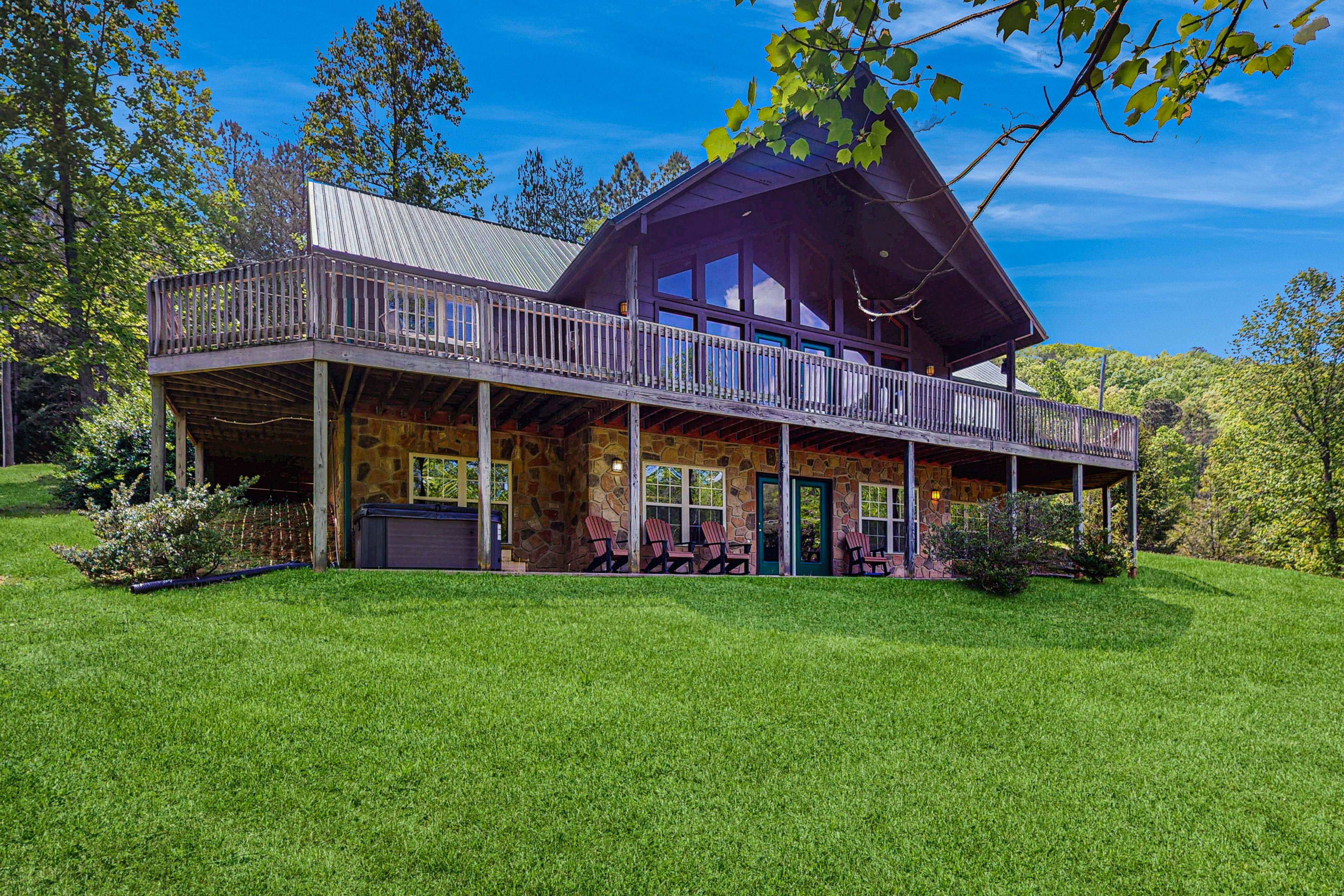 Stunning cabin on valley floor w/fireplace, hot tub, shared pool & BBQ grill