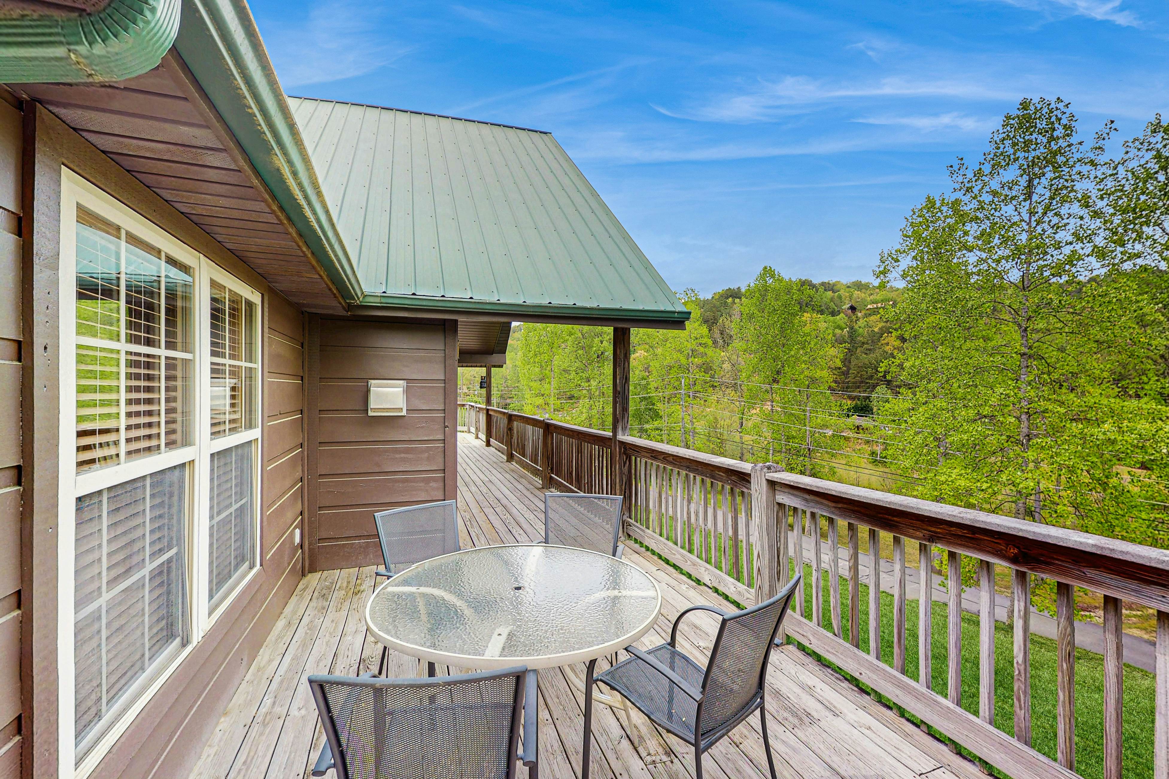 Stunning cabin on valley floor w/fireplace, hot tub, shared pool & BBQ grill