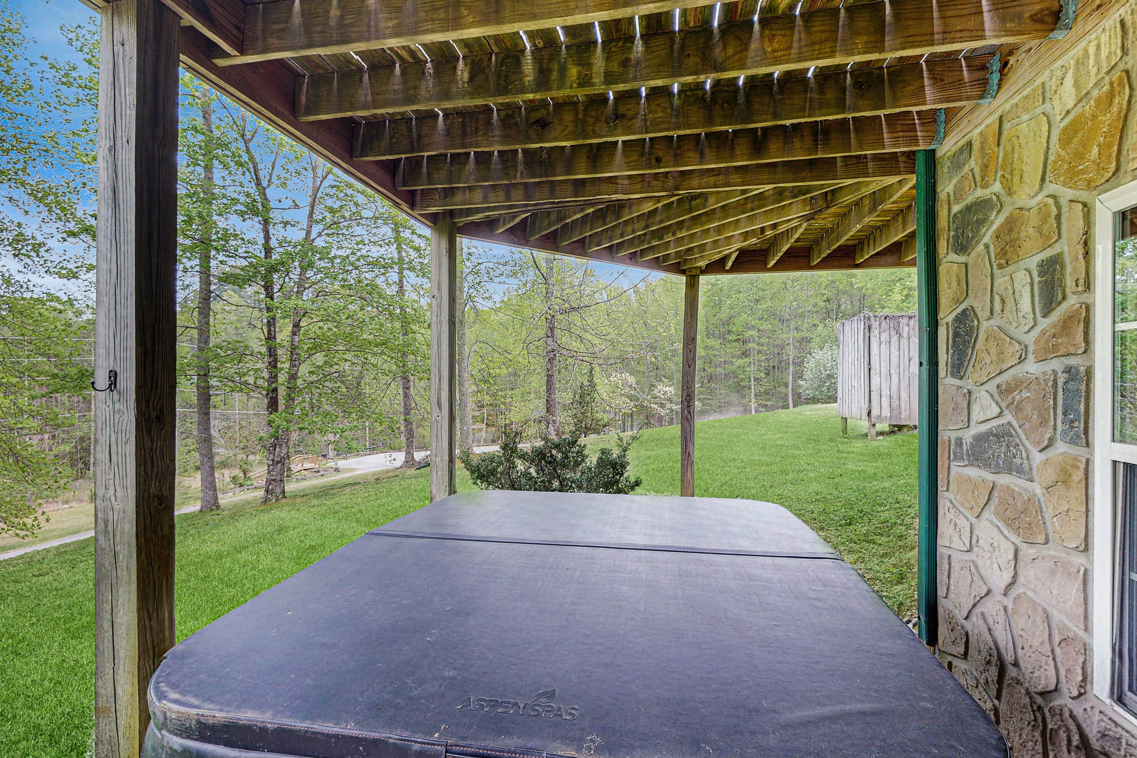 Stunning cabin on valley floor w/fireplace, hot tub, shared pool & BBQ grill