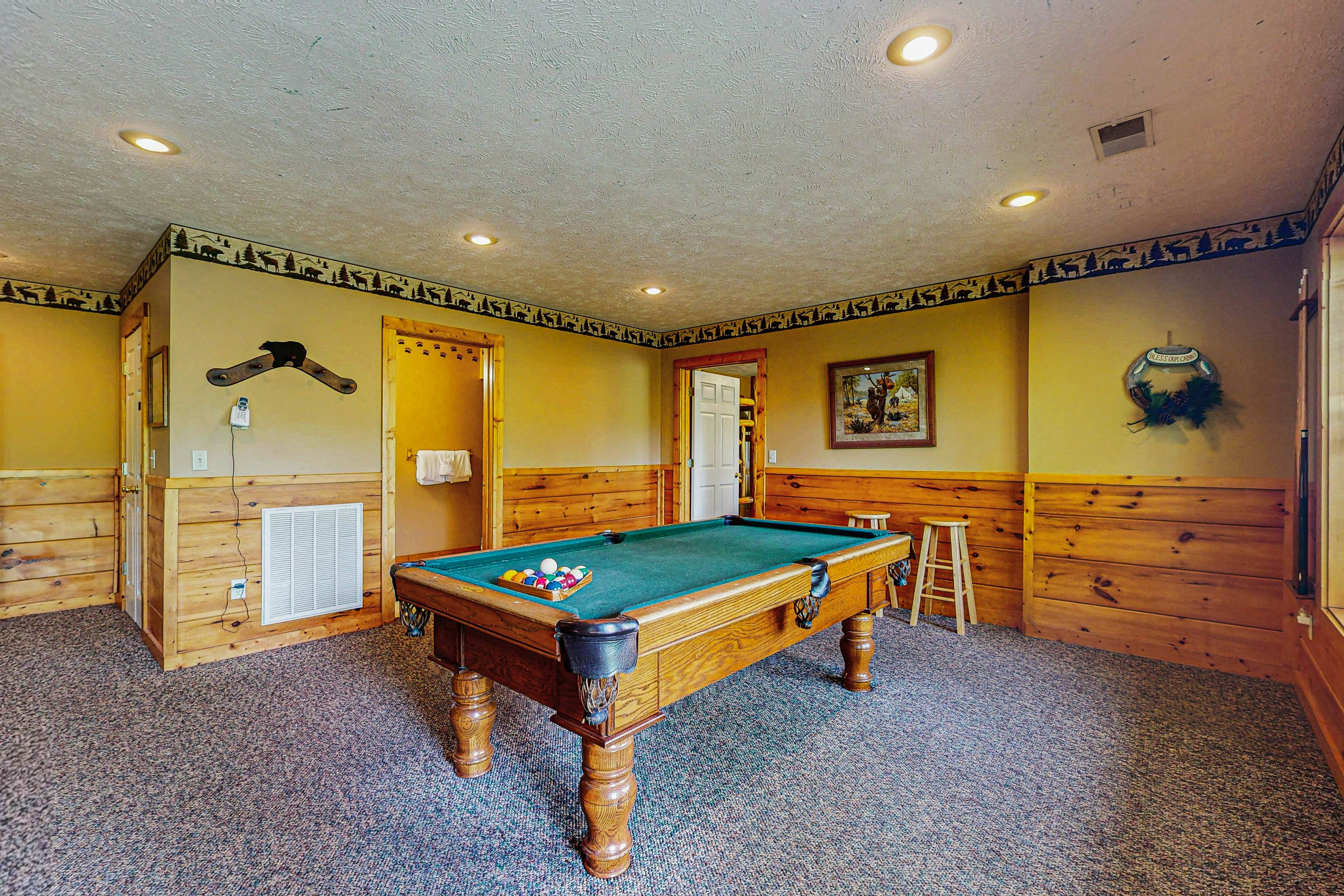 Stunning cabin on valley floor w/fireplace, hot tub, shared pool & BBQ grill