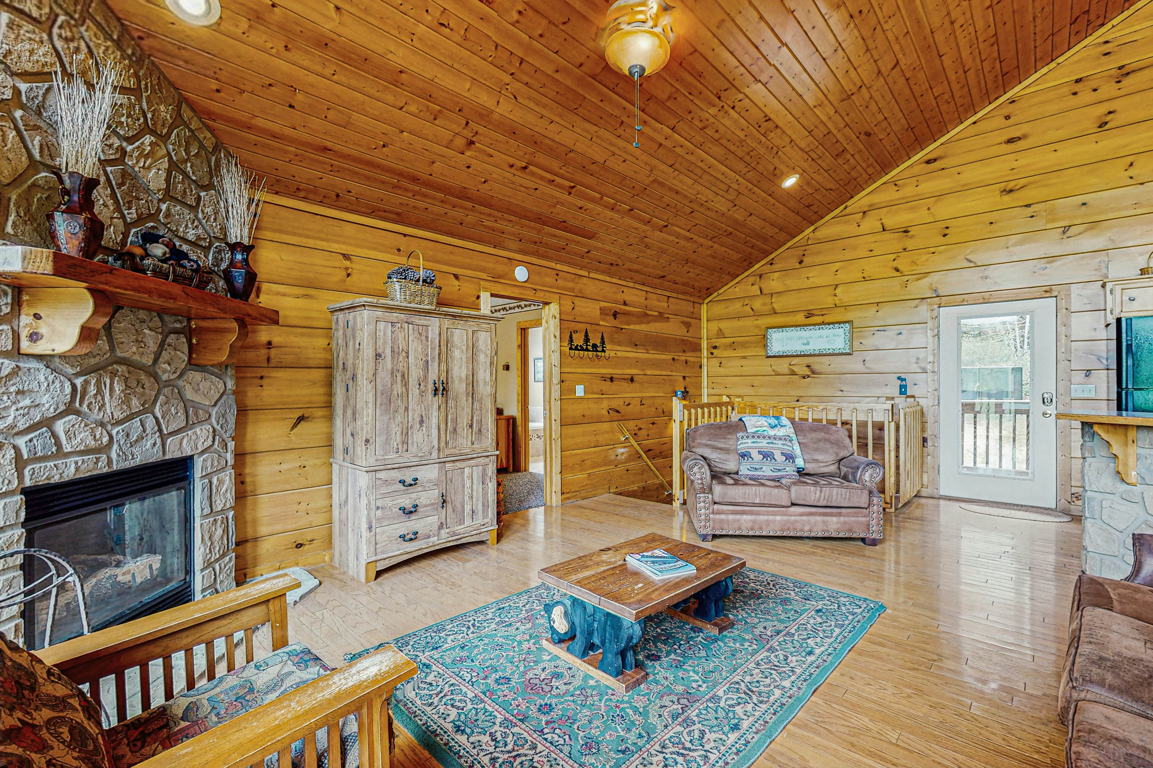 Stunning cabin on valley floor w/fireplace, hot tub, shared pool & BBQ grill