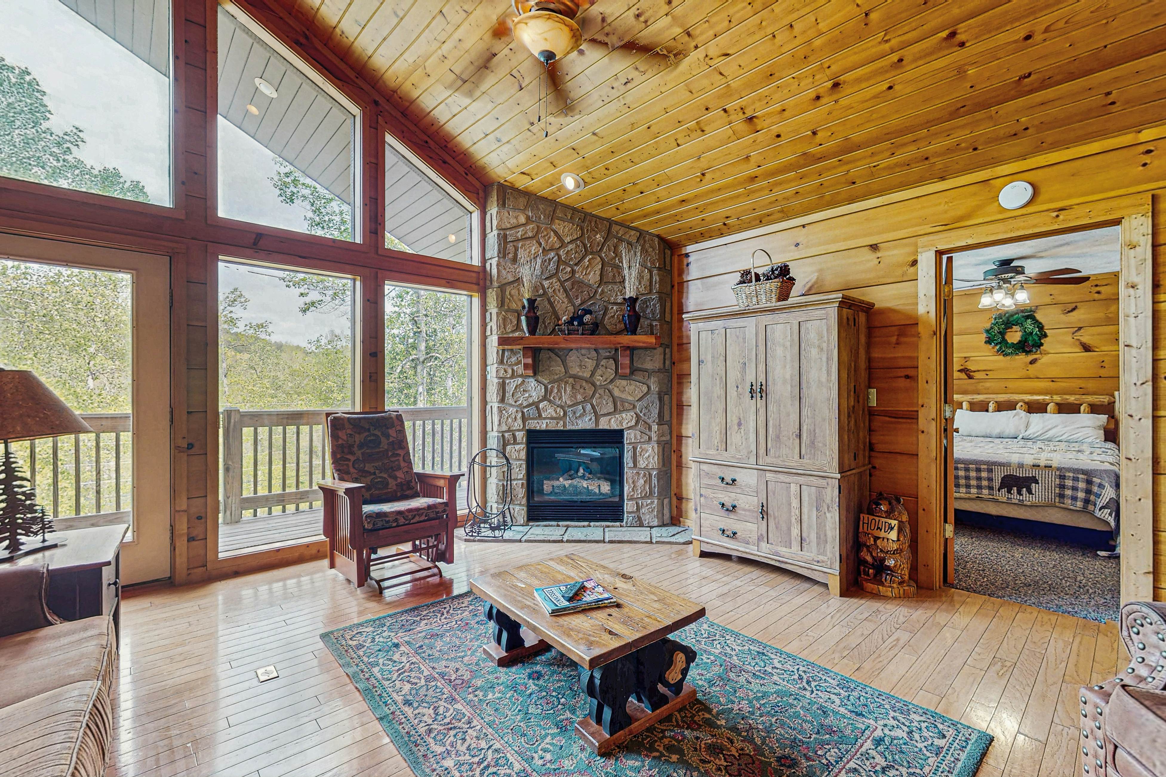 Stunning cabin on valley floor w/fireplace, hot tub, shared pool & BBQ grill