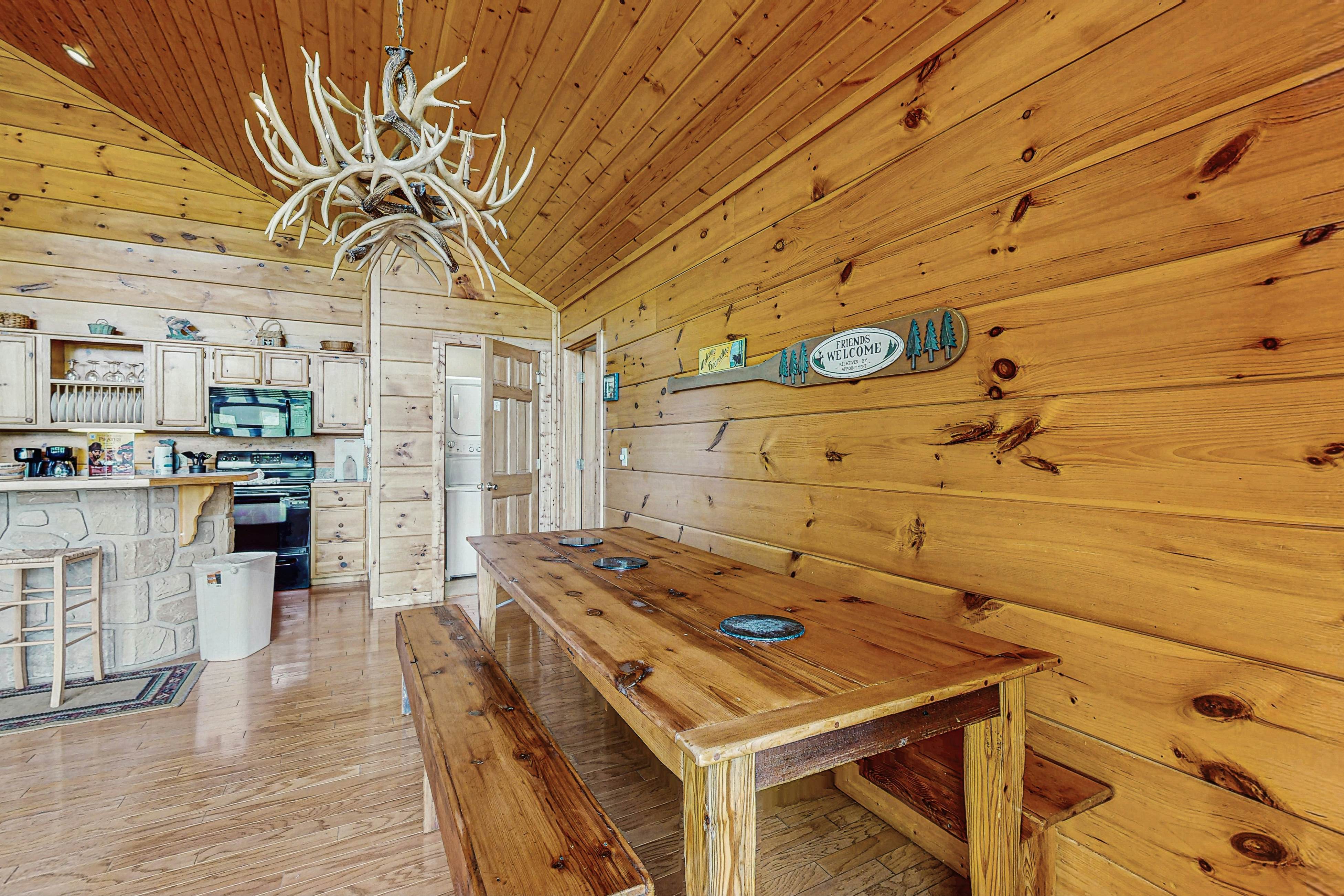 Stunning cabin on valley floor w/fireplace, hot tub, shared pool & BBQ grill