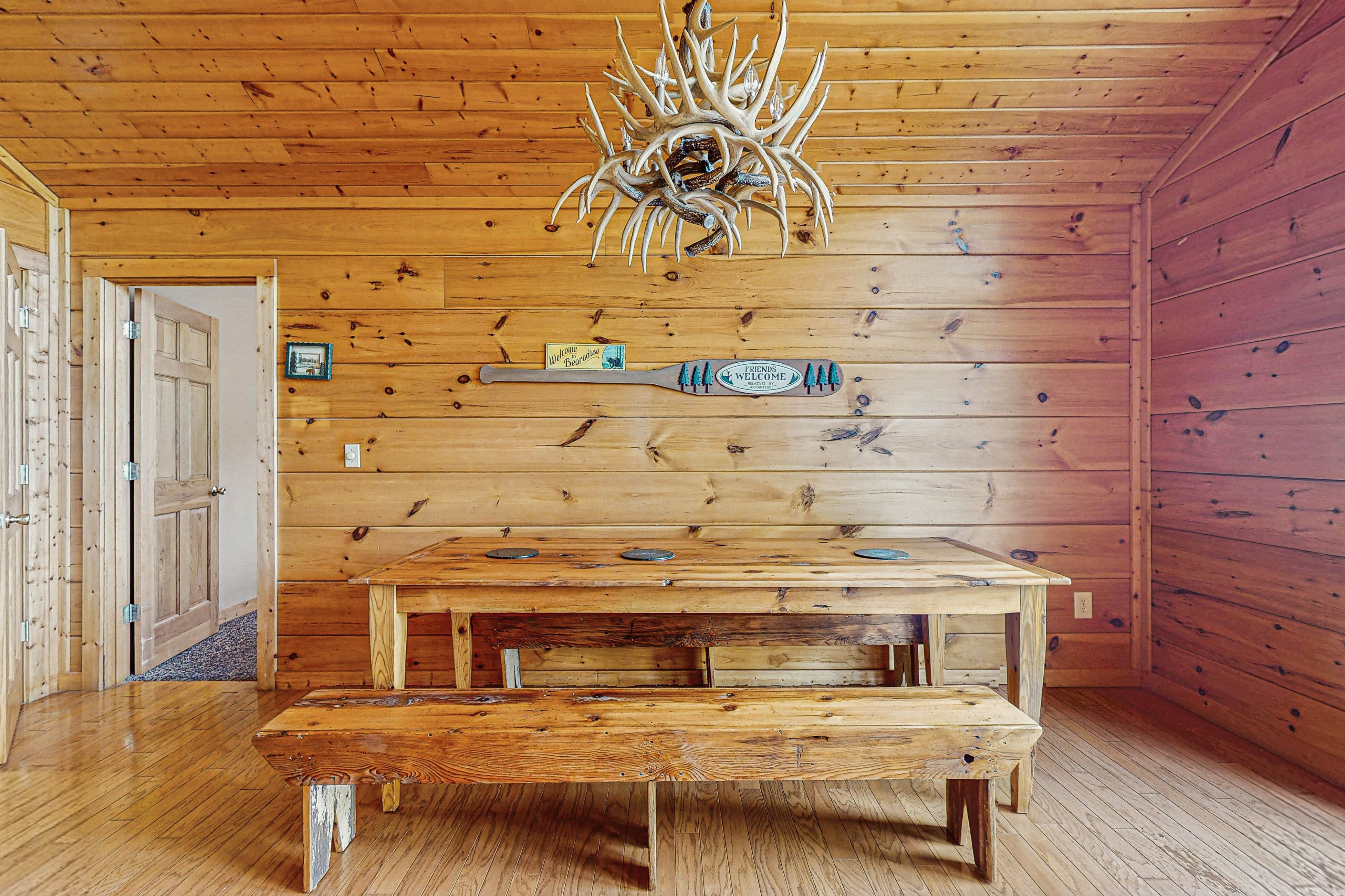 Stunning cabin on valley floor w/fireplace, hot tub, shared pool & BBQ grill