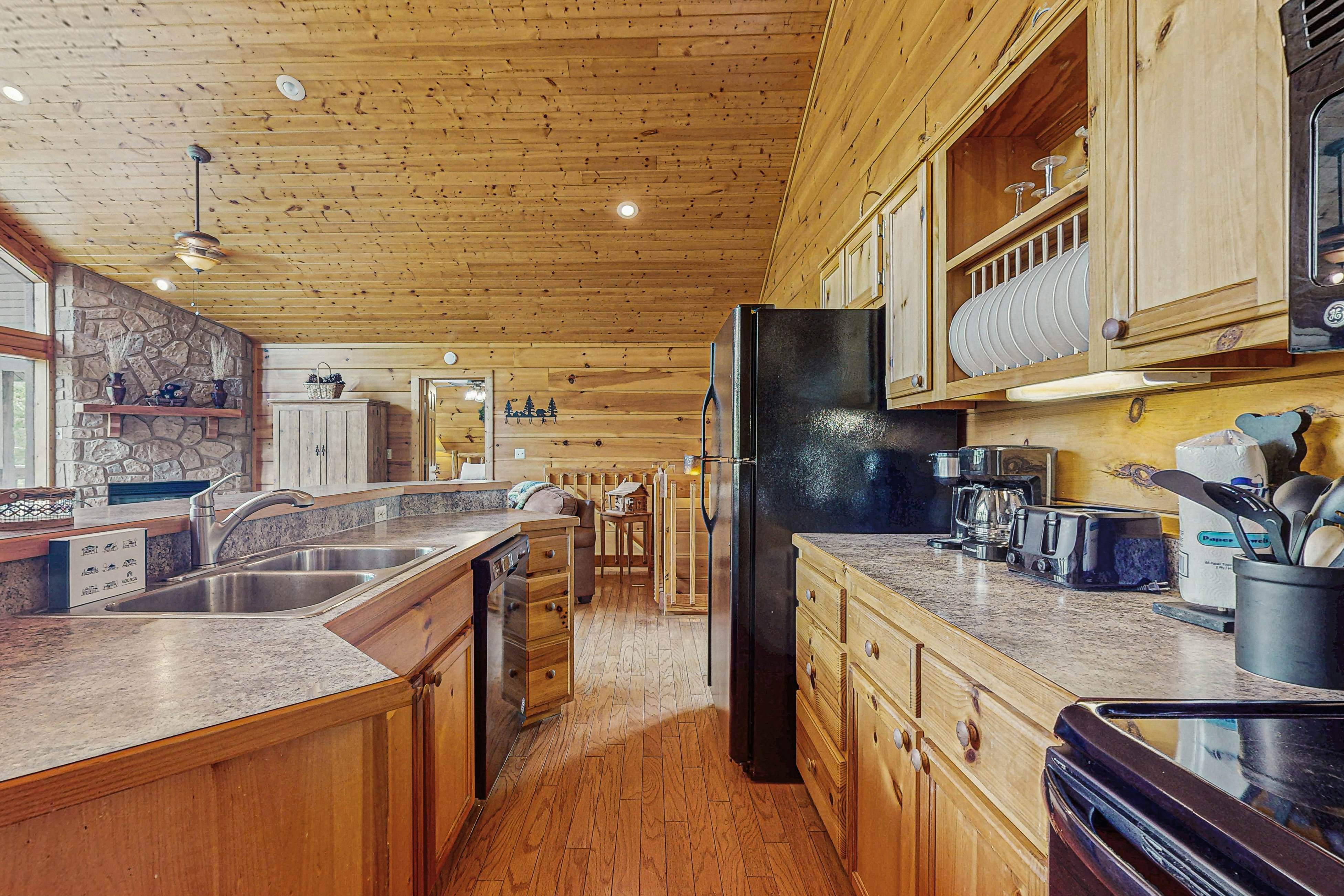 Stunning cabin on valley floor w/fireplace, hot tub, shared pool & BBQ grill