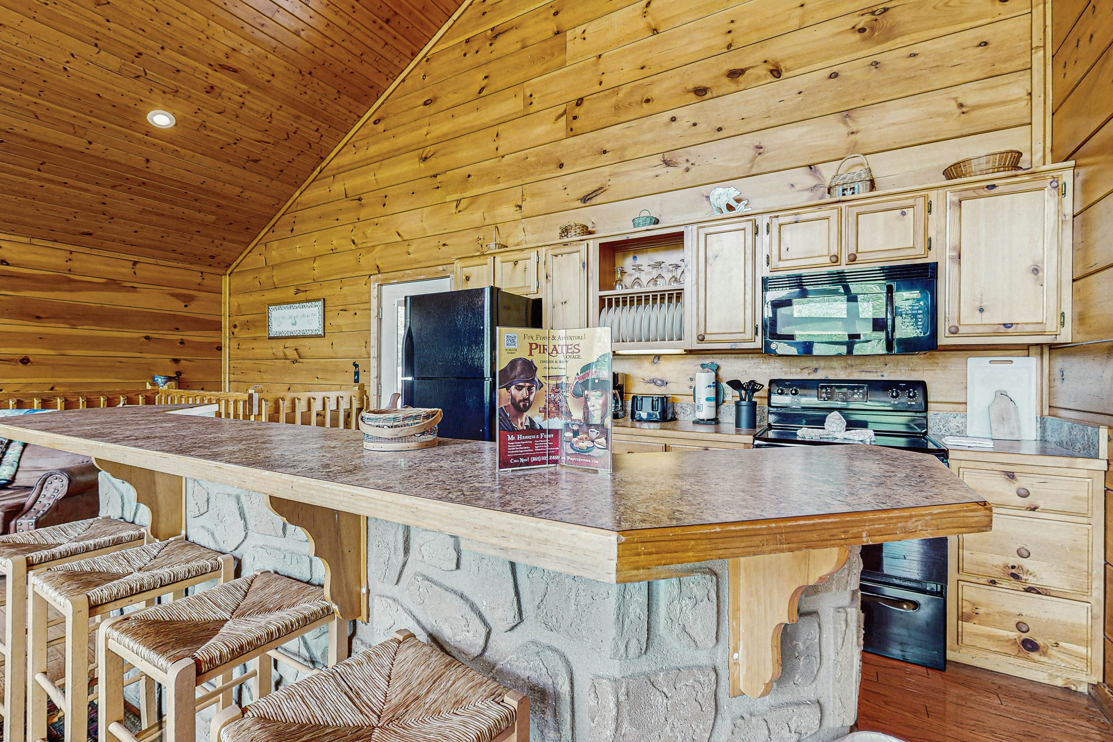 Stunning cabin on valley floor w/fireplace, hot tub, shared pool & BBQ grill