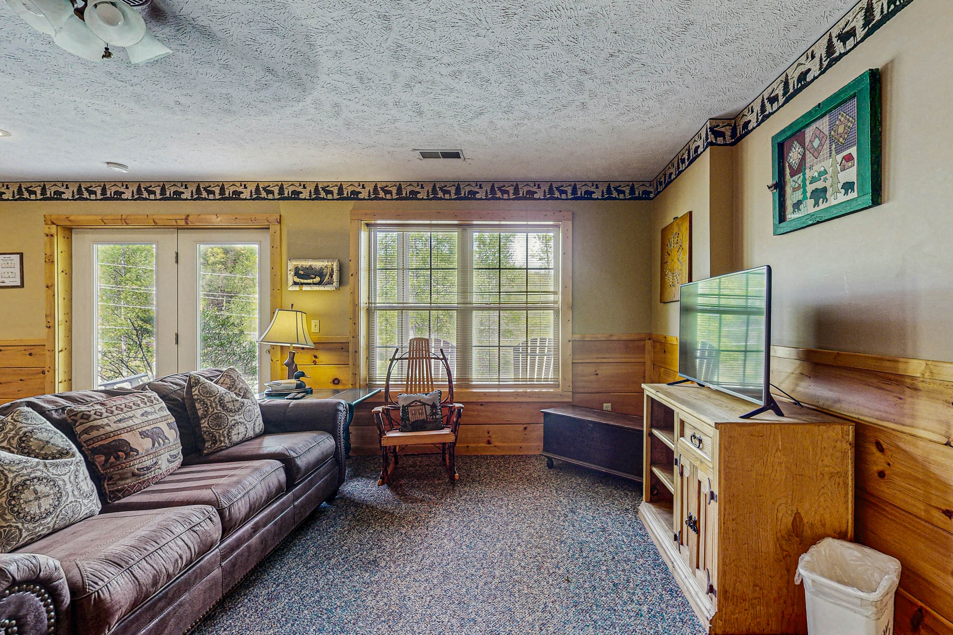 Stunning cabin on valley floor w/fireplace, hot tub, shared pool & BBQ grill