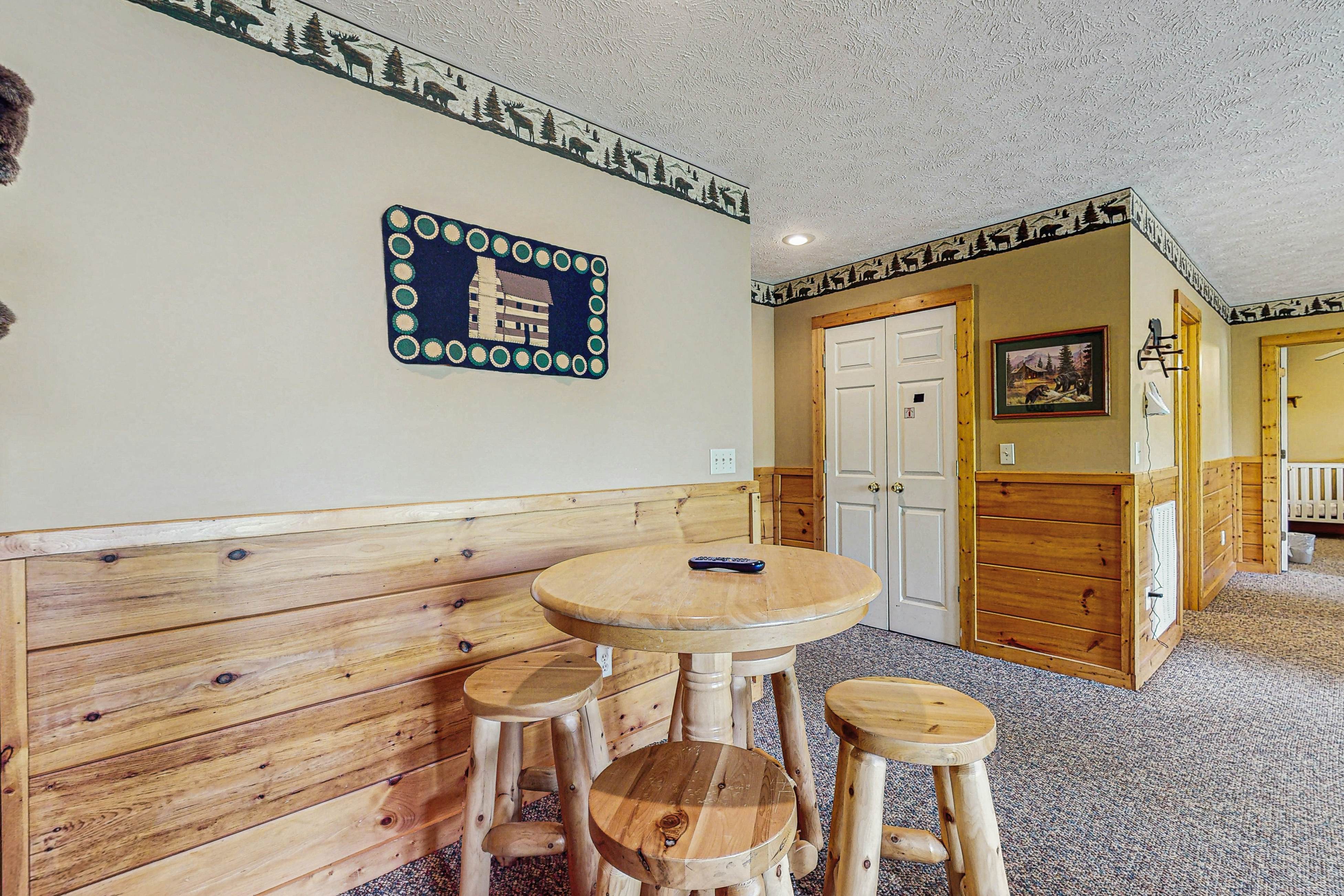 Stunning cabin on valley floor w/fireplace, hot tub, shared pool & BBQ grill